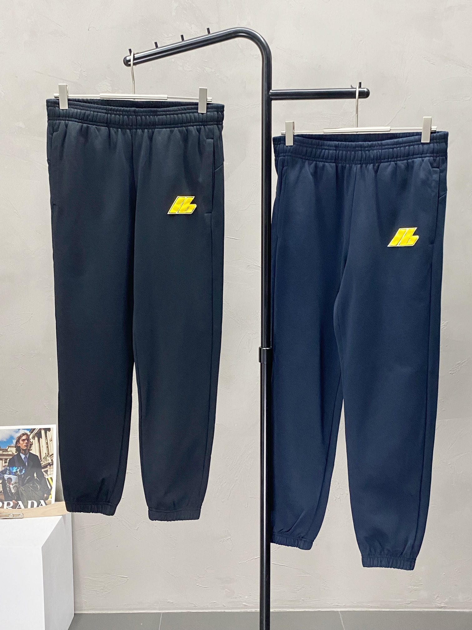 NO:419540,.Balenciga exclusively offers new spring and autumn casual pants, high-end version!  Customized fabrics for counters are breathable and comfortable, with impeccable details, and the brand element design concept reflects high quality. The feel is delicate and soft!  It is casually cut, with a great upper body style!  Code number M-3XL, balenciaga, balenciaga, alexander wang19860909.Balenciga巴黎世家独家专供新款春秋休闲裤 高端版本！专柜定制面料 透气舒适度高,细节无可挑剔,品牌元素设计理念,体现高品质.手感细腻柔软！呈现休闲裁剪,上身版型超赞！码数M-3XL,,balenciaga,balenciaga,alexander wang,Men's clothing