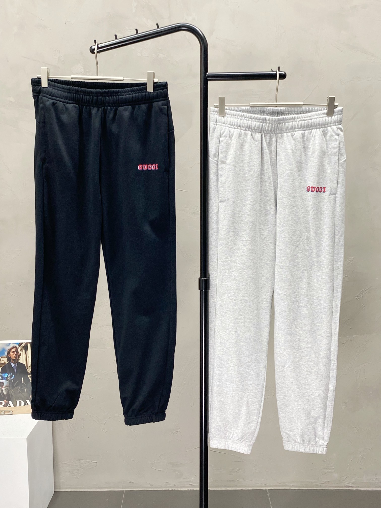 NO:419552,.Gucci exclusively offers new spring and autumn casual pants, high-end version!  Customized fabrics for counters are breathable and comfortable, with impeccable details, and the brand element design concept reflects high quality. The feel is delicate and soft!  It is casually cut, with a great upper body style!  Code number M-3XL, gucci, gucci, alexander wang19860909.Gucci古驰独家专供新款春秋休闲裤 高端版本！专柜定制面料 透气舒适度高,细节无可挑剔,品牌元素设计理念,体现高品质.手感细腻柔软！呈现休闲裁剪,上身版型超赞！码数M-3XL,,gucci,gucci,alexander wang,Men's clothing