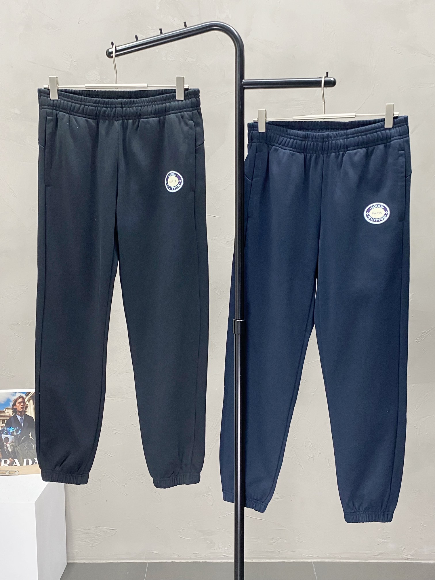 NO:419564,.Louis Vuitton exclusively for new spring and autumn casual pants high-end version!  Customized fabrics for counters are breathable and comfortable, with impeccable details, and the brand element design concept reflects high quality. The feel is delicate and soft!  It is casually cut, with a great upper body style!  Code number M-3XL, louis vuitton,louis vuitton,alexander wang19860909.Louis Vuitton路易威登独家专供新款春秋休闲裤 高端版本！专柜定制面料 透气舒适度高,细节无可挑剔,品牌元素设计理念,体现高品质.手感细腻柔软！呈现休闲裁剪,上身版型超赞！码数M-3XL,,louis vuitton,louis vuitton,alexander wang,Men's clothing