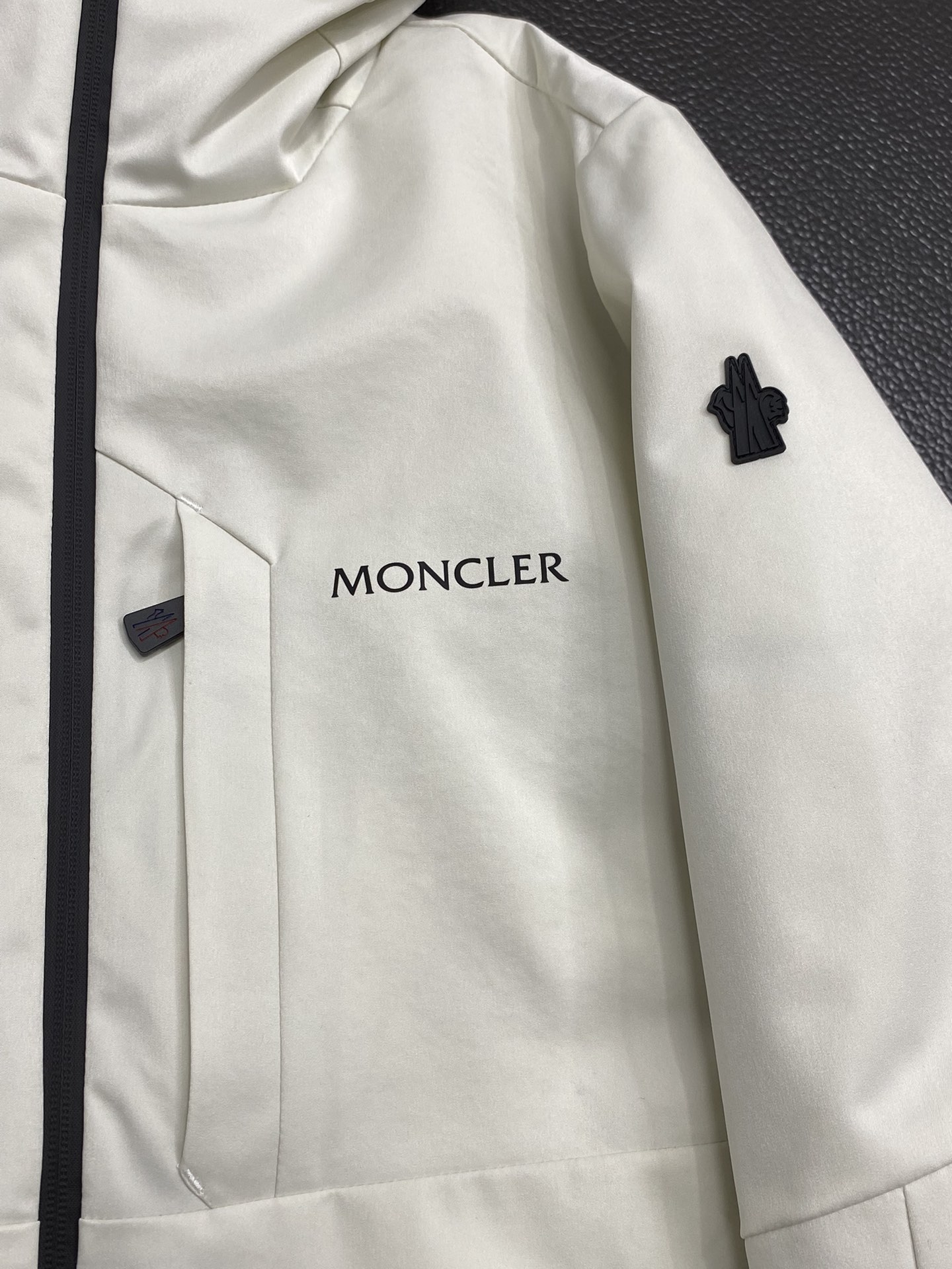 羽绒服-Moncler蒙口独家专供秋冬新款连帽羽绒服贸易公司渠道稀出降温天气必备的保暖单品不论是日常还是