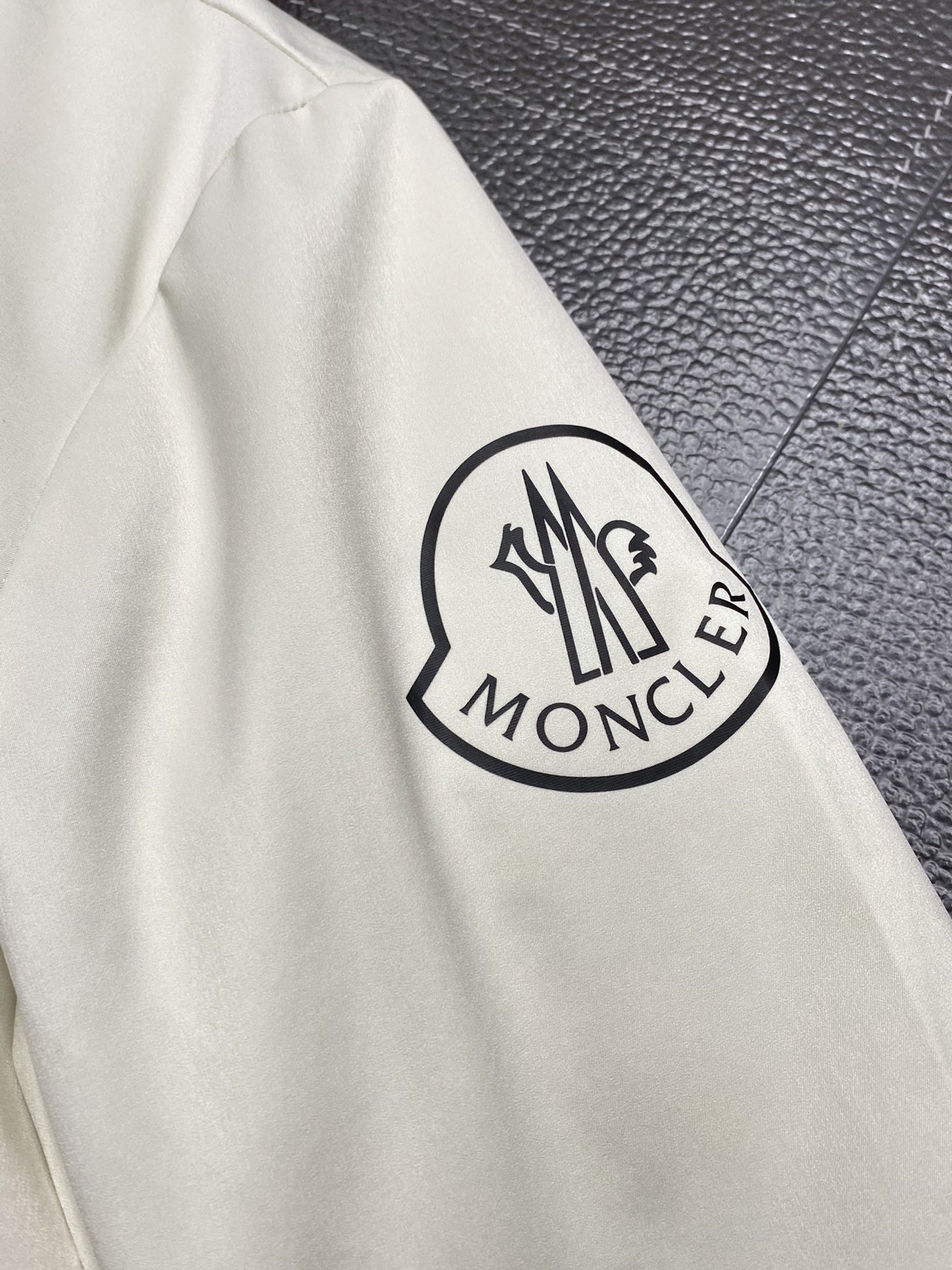 羽绒服-Moncler蒙口独家专供秋冬新款连帽羽绒服贸易公司渠道稀出降温天气必备的保暖单品不论是日常还是