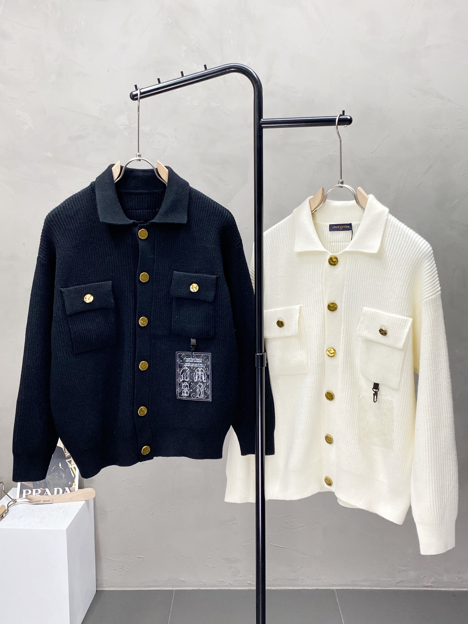 NO:568021,.Louis Vuitton exclusively provides the latest fashionable autumn and winter sweater cardigans. Jackets with classic design and great looks. The quality is impeccable and quality control allows you to buy it directly. It is a high-end product that cannot be faulted! You can feel its powerful aura through the detailed pictures. It has a remarkable effect of gathering heat and keeping warm, so you don’t have to worry about getting a little chilly! Both fashionable and functional, the whole style looks more luxurious! Size M-3XL,,louis vuitton,louis vuitton,jackets & coats,sweaters,alexander wang19860909.Louis Vuitton路易威登独家专供最新时尚秋冬毛衣开衫 经典设计感与颜值爆棚的外套,品质更是无法挑剔品控可以直接入手,不容过错的高端臻品！通过细节图片便可感受到它强悍的气场,聚温保暖效果显著,完全不用担心会有一点寒意！时尚与功能性兼备,整款显得更加的奢华大气！ 尺码M-3XL,,louis vuitton,louis vuitton,jackets & coats,sweaters,alexander wang,Men's clothing