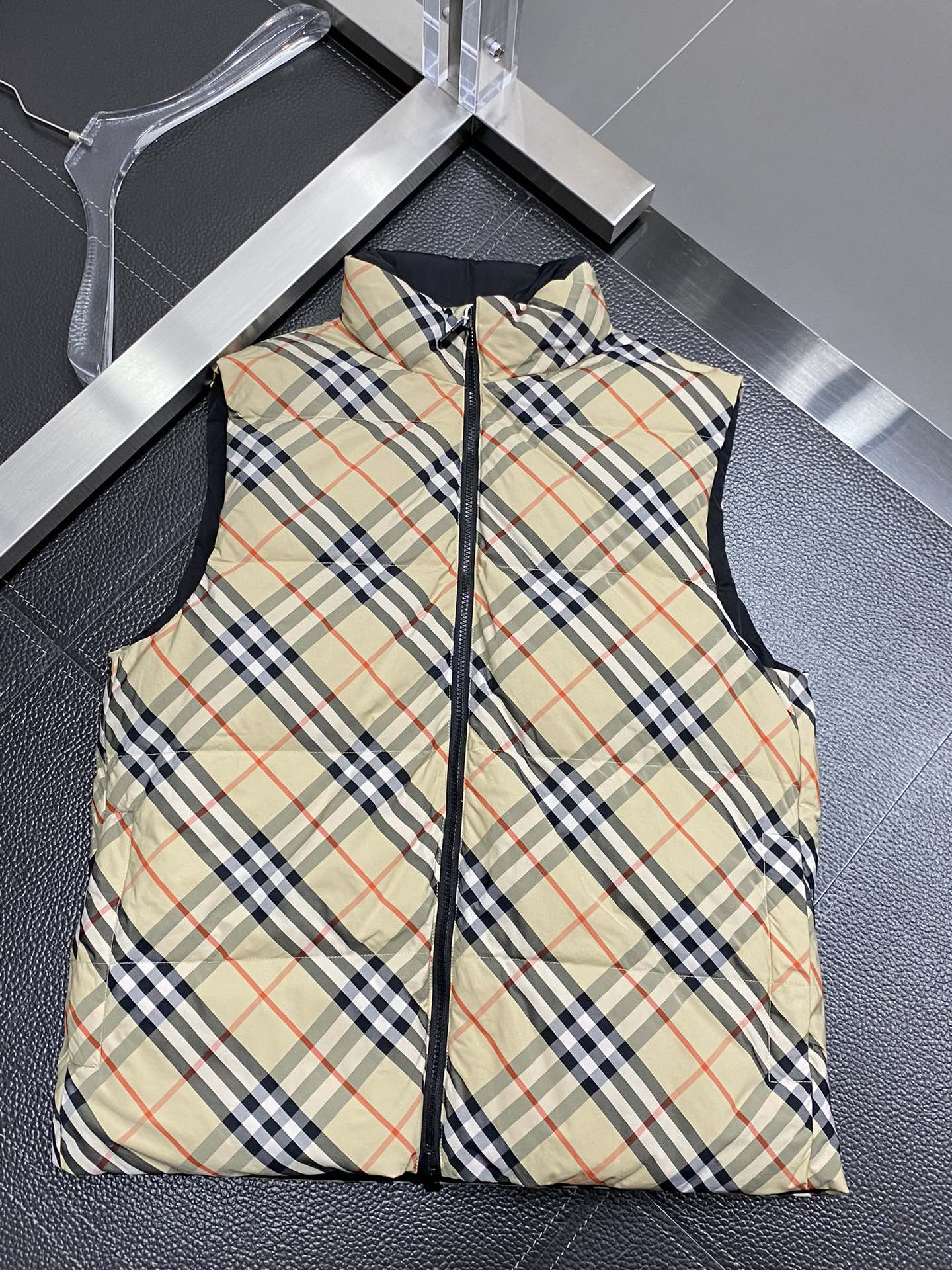 。羽绒服-Burberry巴宝莉💥独家专供秋冬新款高领羽绒马甲。双面穿设计。贸易公司渠道稀出，降温天气必