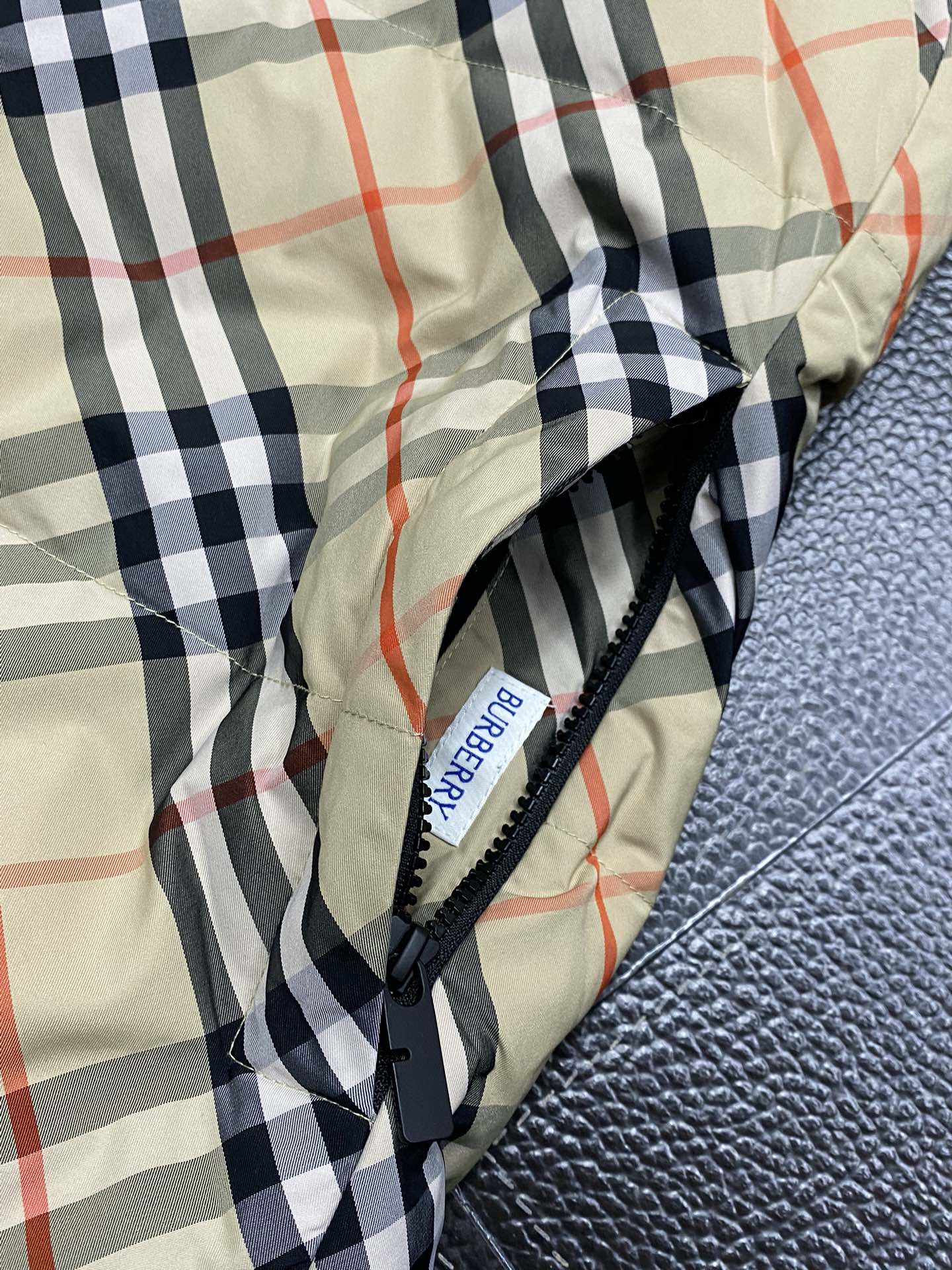 。羽绒服-Burberry巴宝莉💥独家专供秋冬新款高领羽绒马甲。双面穿设计。贸易公司渠道稀出，降温天气必