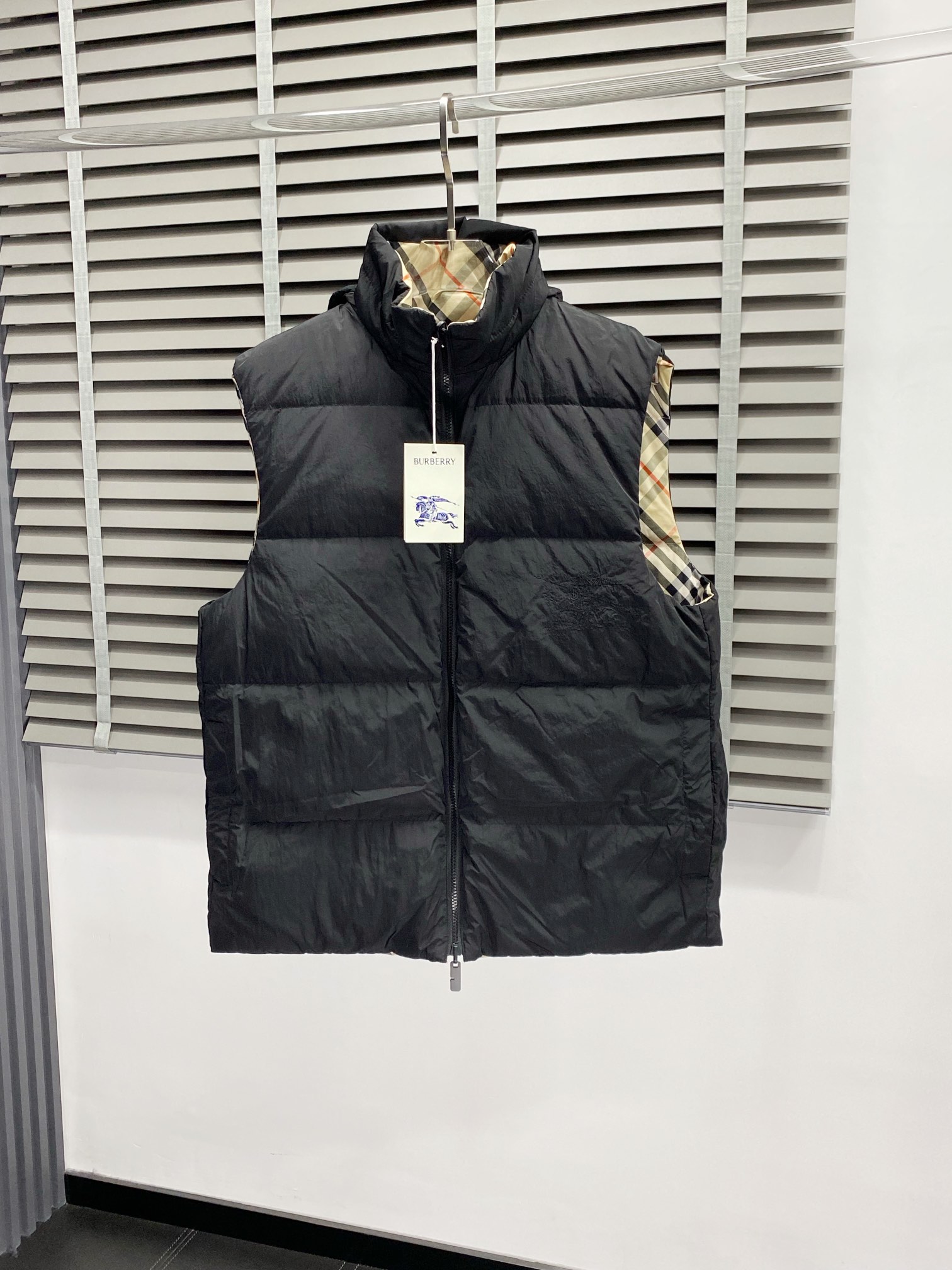 。羽绒服-Burberry巴宝莉💥独家专供秋冬新款高领羽绒马甲。双面穿设计。贸易公司渠道稀出，降温天气必