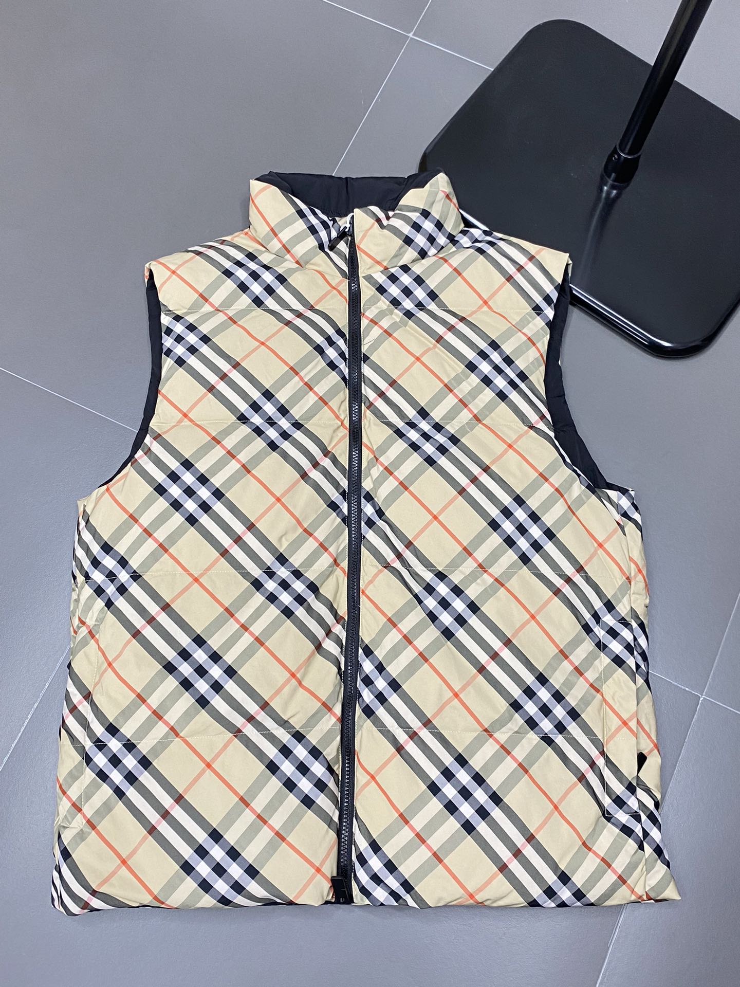 。羽绒服-Burberry巴宝莉💥独家专供秋冬新款高领羽绒马甲。双面穿设计。贸易公司渠道稀出，降温天气必