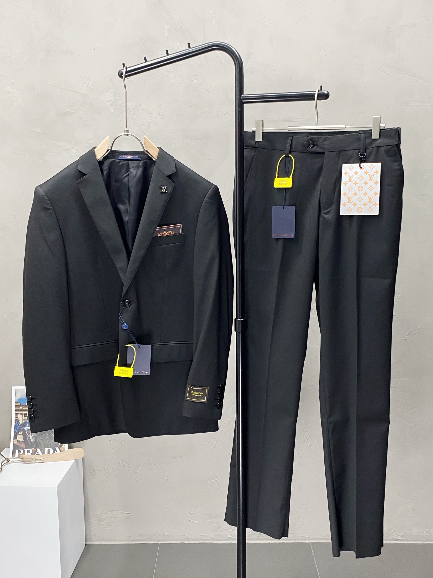 NO:445641,/Set. Single West, Trousers. Louis Vuitton Louis Vuitton Spring and Autumn New Suit Set, Foreign Trade Company Order Simple and Casual Suit Jacket, exclusively for imported original polyester fiber fabric, breathable, soft and warm, strong straight and drape, the whole piece of clothing is neat and flat, all hardware accessories are customer-supplied top-grade accessories, and it is obvious that it is high-end fabric. This fabric is fixed-woven. There is no good product from the outside, and there is no picky place. This jacket is often worn and has strong practicality. Size jackets 46-58, pants 29-38,, louis vuitton, louis vuitton, jackets & coats, business suit, alexander wang19860909/套.单西、西裤.Louis Vuitton路易威登春秋新款西服套装,外贸公司订单 简约休闲西装外套,独家专供进口原版聚酯纤维面料,透气柔软保暖性很强,笔挺垂感十足,整件衣服车工走线整齐平整,所有五金附料都是客供带logo顶级配件 一看就是高档的面料 这种面料都是定织的 外面根本就没有 正规大厂途径出来的好货,无任何有挑剔的地方 这样的一件外套属于常备常穿的,实用性很强.尺码外套46-58、裤子29-38,,louis vuitton,louis vuitton,jackets & coats,business suit,alexander wang,Men's clothing