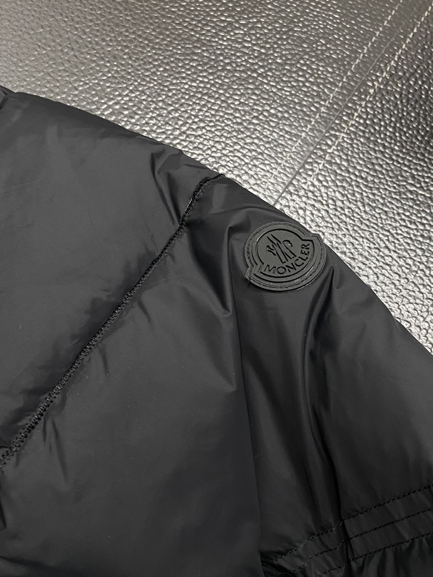。羽绒服- Moncler蒙口💥独家专供秋冬新款羽绒服。帽子拉链可拆卸设计，贸易公司渠道稀出，降温天气必