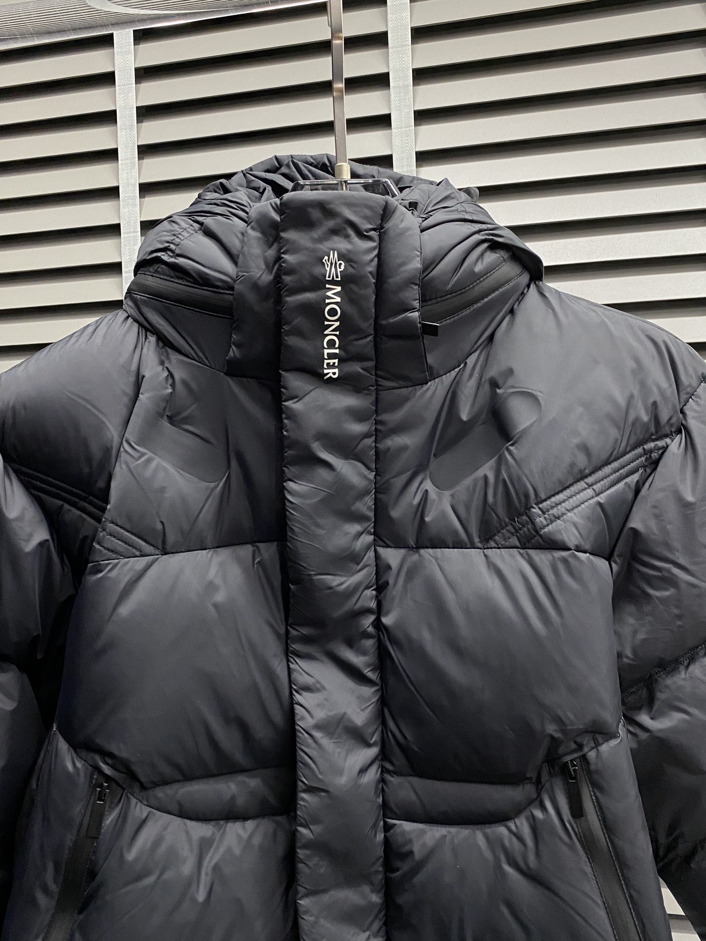 。羽绒服- Moncler蒙口💥独家专供秋冬新款羽绒服。帽子拉链可拆卸设计，贸易公司渠道稀出，降温天气必