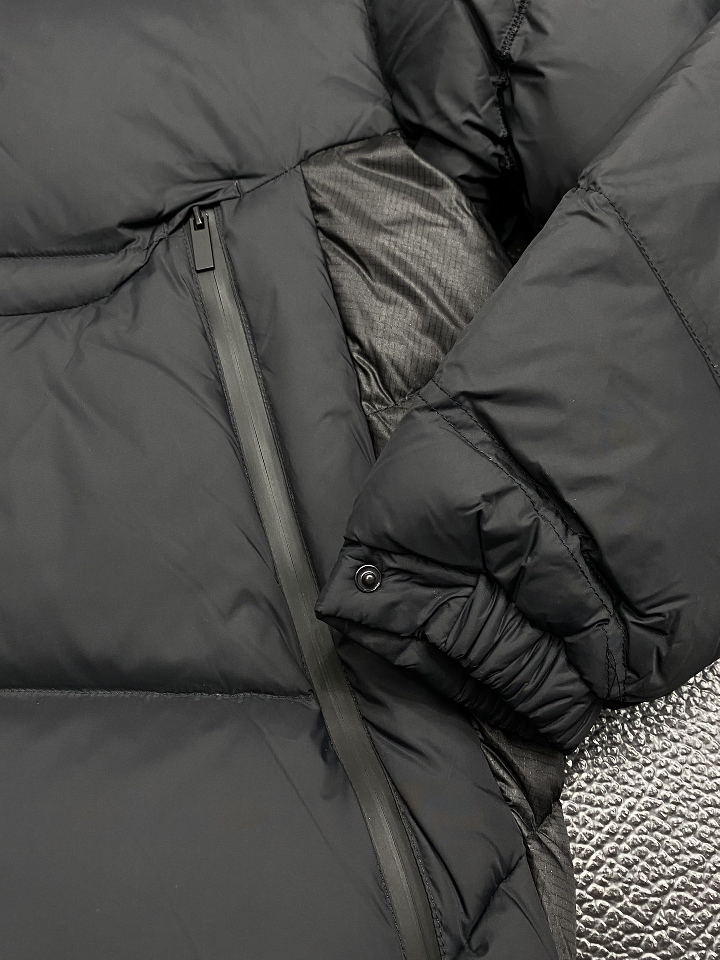 。羽绒服- Moncler蒙口💥独家专供秋冬新款羽绒服。帽子拉链可拆卸设计，贸易公司渠道稀出，降温天气必