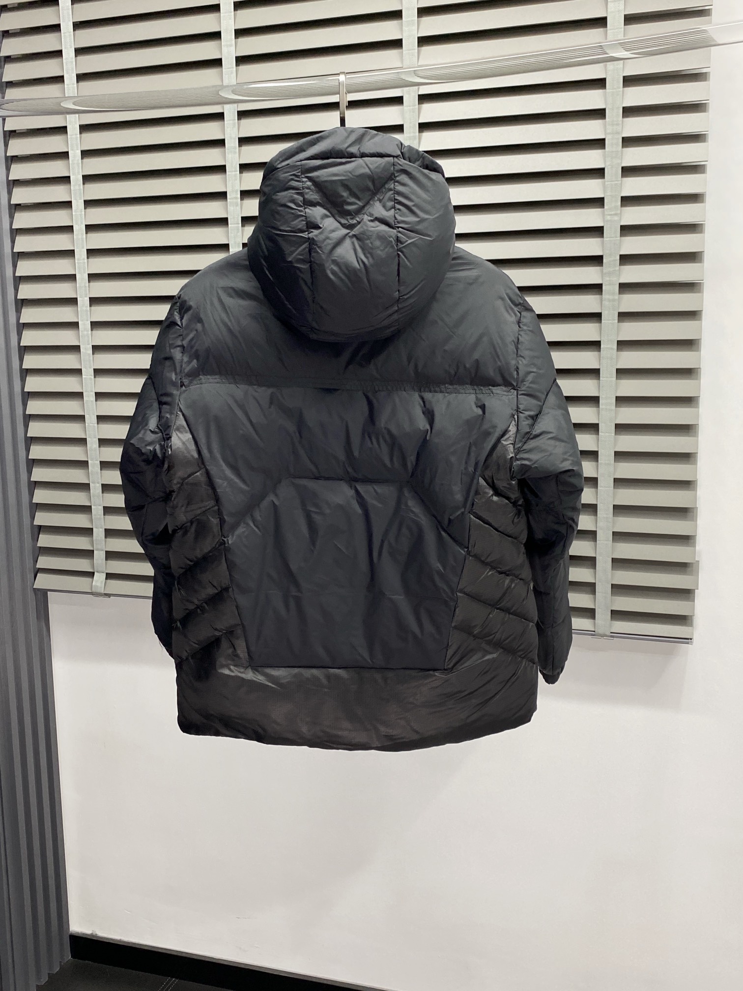 。羽绒服- Moncler蒙口💥独家专供秋冬新款羽绒服。帽子拉链可拆卸设计，贸易公司渠道稀出，降温天气必