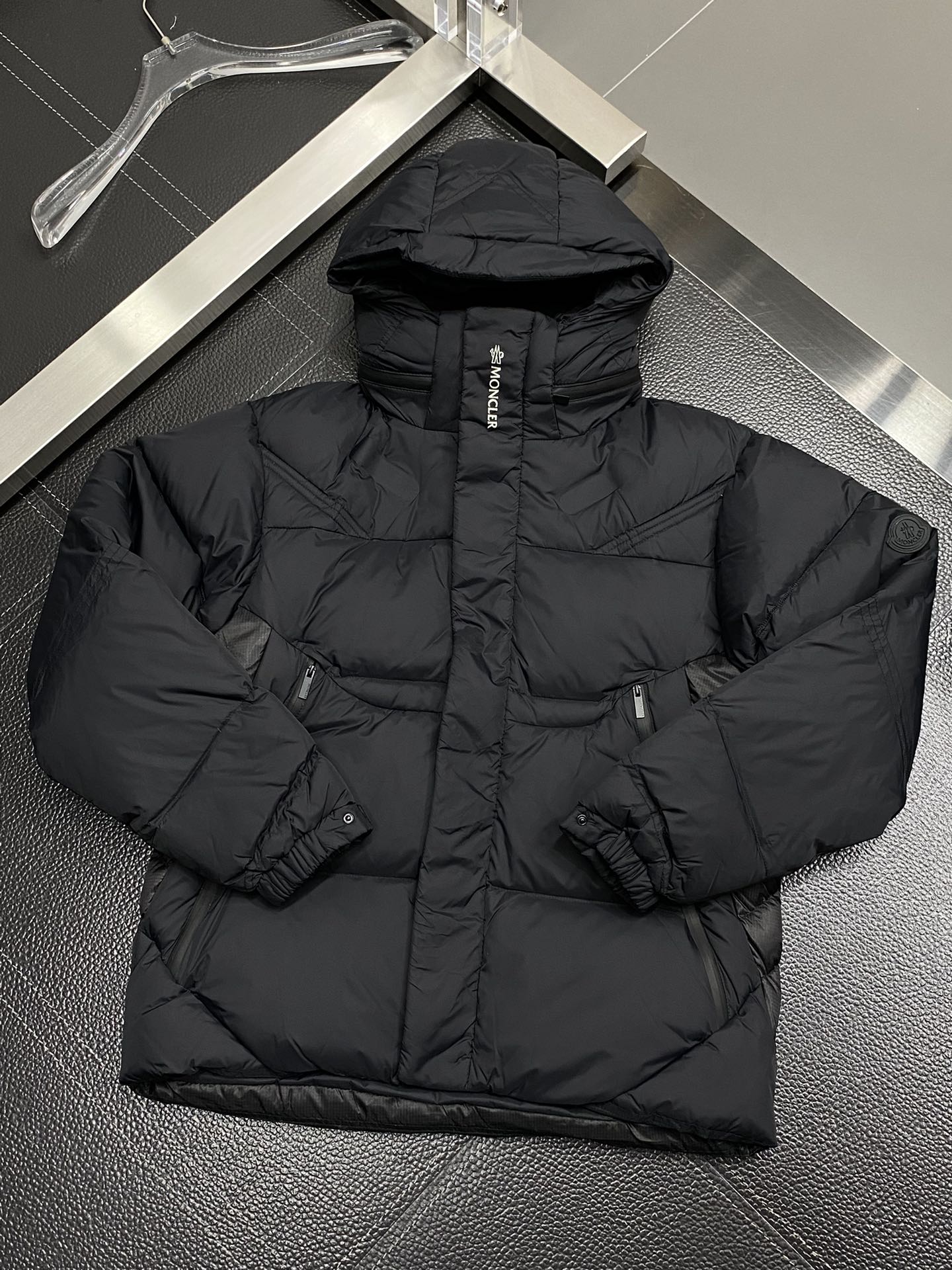 。羽绒服- Moncler蒙口💥独家专供秋冬新款羽绒服。帽子拉链可拆卸设计，贸易公司渠道稀出，降温天气必