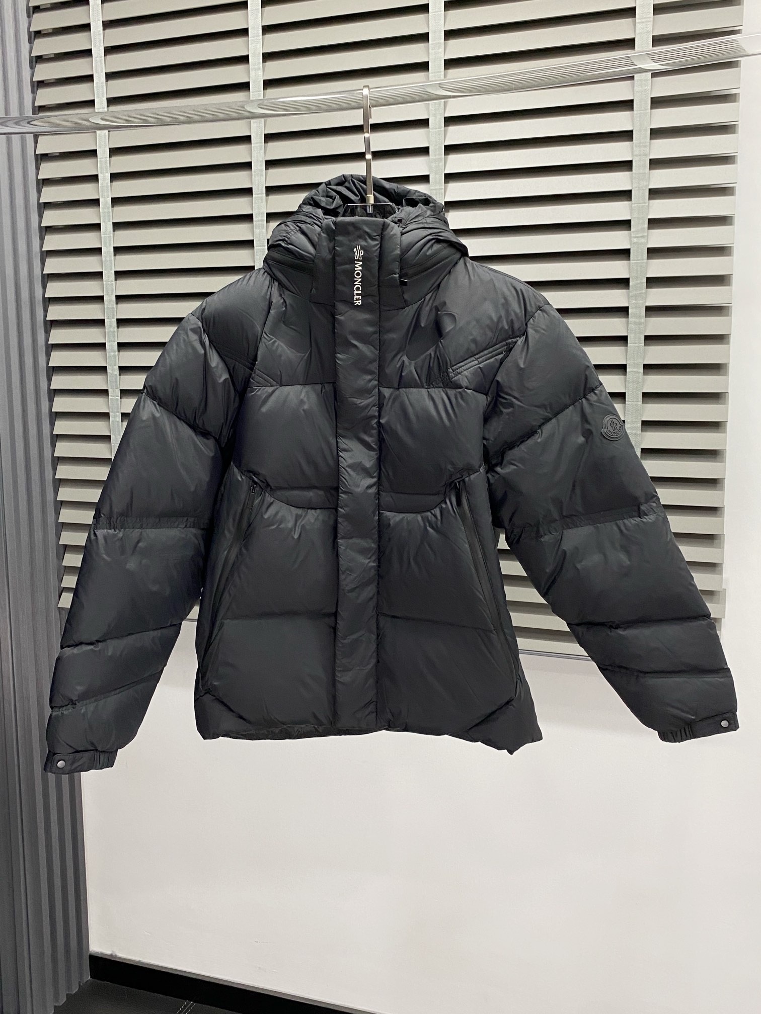 。羽绒服- Moncler蒙口💥独家专供秋冬新款羽绒服。帽子拉链可拆卸设计，贸易公司渠道稀出，降温天气必