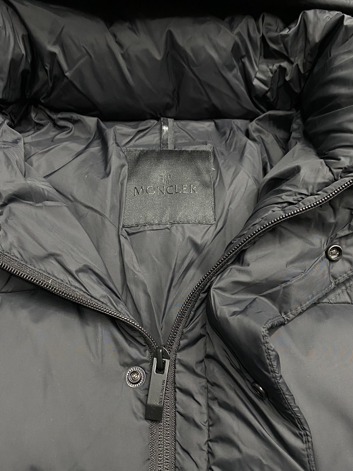 。羽绒服- Moncler蒙口💥独家专供秋冬新款羽绒服。帽子拉链可拆卸设计，贸易公司渠道稀出，降温天气必