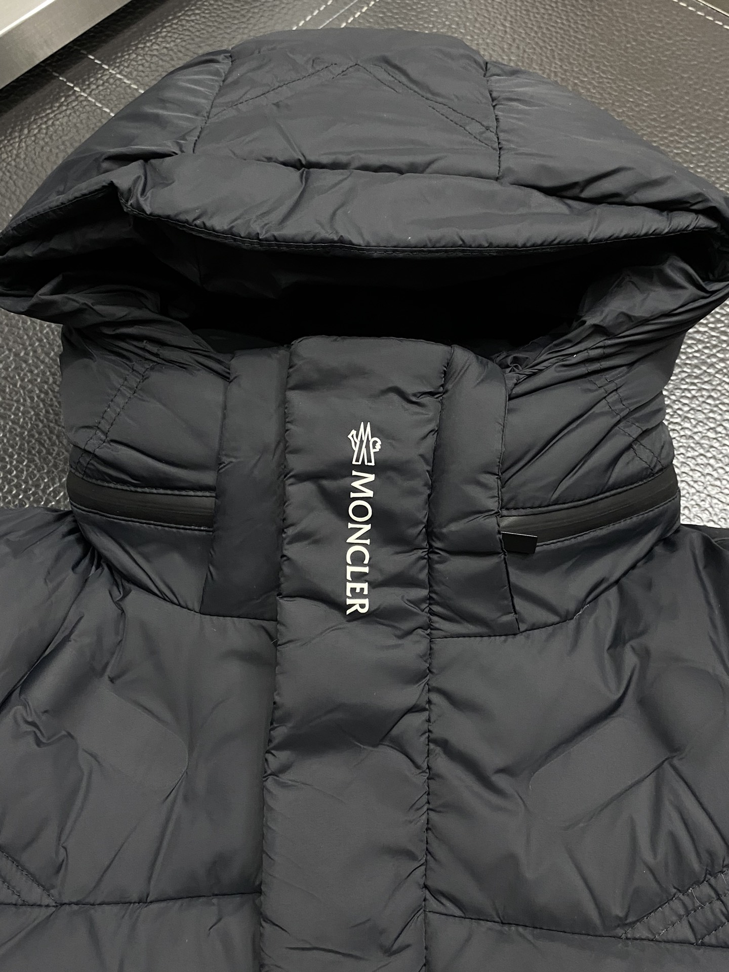 。羽绒服- Moncler蒙口💥独家专供秋冬新款羽绒服。帽子拉链可拆卸设计，贸易公司渠道稀出，降温天气必