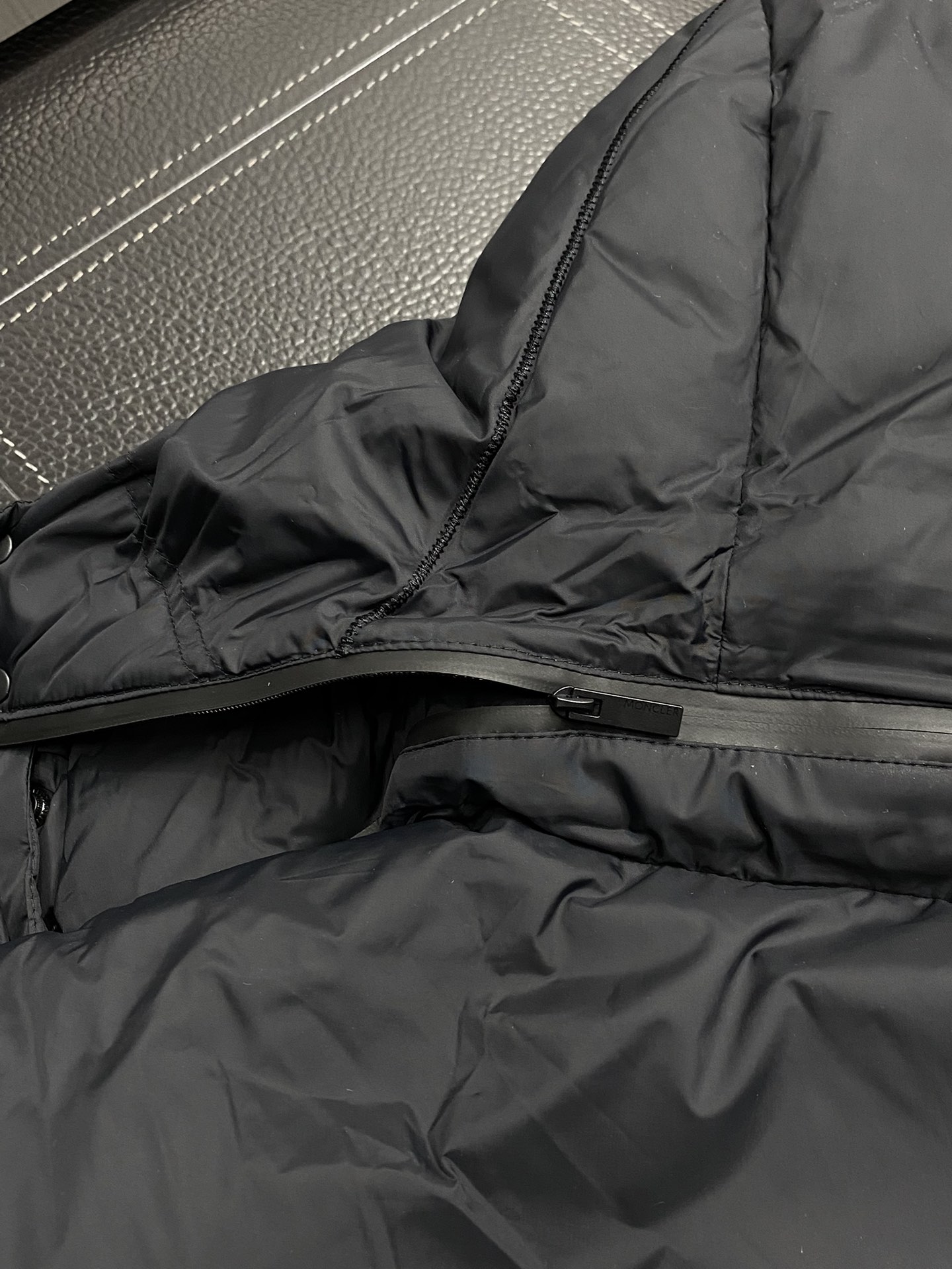 。羽绒服- Moncler蒙口💥独家专供秋冬新款羽绒服。帽子拉链可拆卸设计，贸易公司渠道稀出，降温天气必