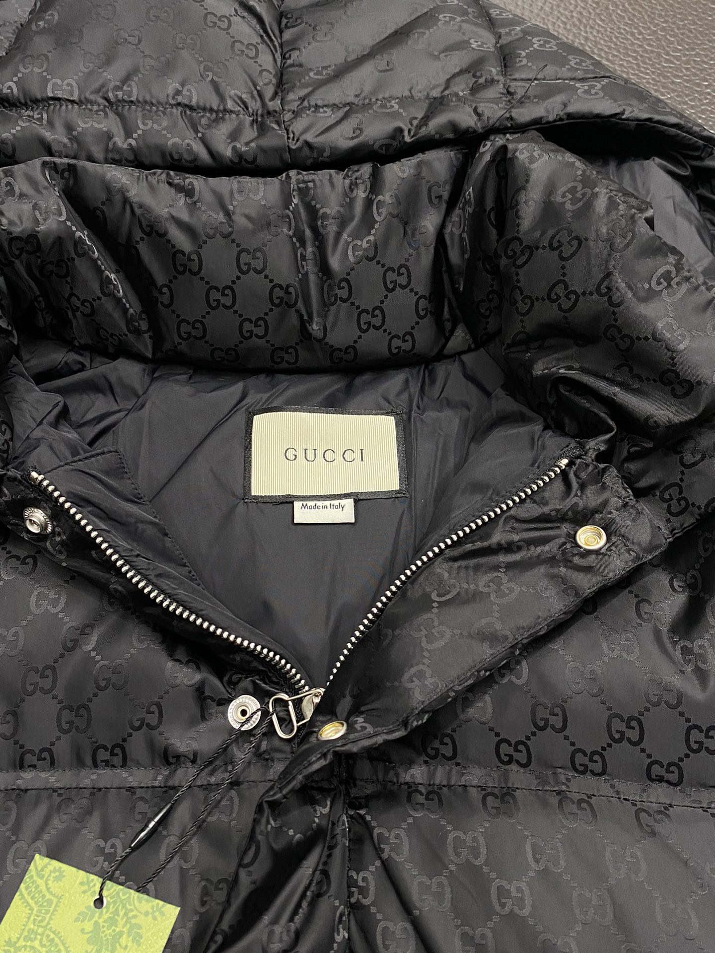 。羽绒服- Gucci古驰💥独家专供秋冬新款羽绒服。帽子拉链可拆卸设计，贸易公司渠道稀出，降温天气必备的