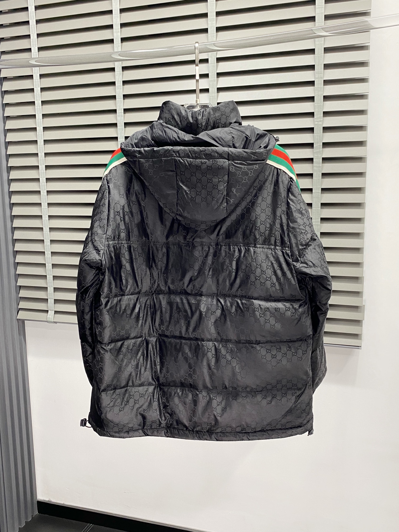 。羽绒服- Gucci古驰💥独家专供秋冬新款羽绒服。帽子拉链可拆卸设计，贸易公司渠道稀出，降温天气必备的