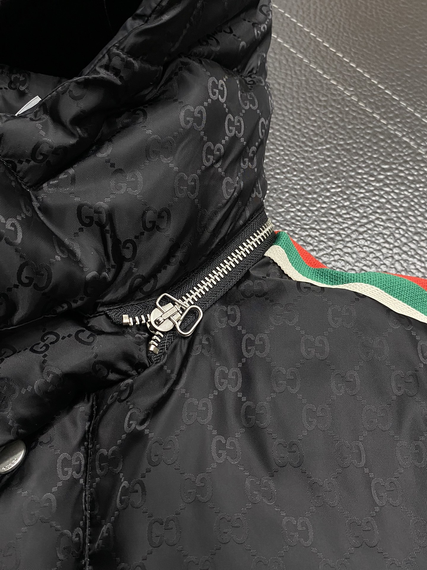 。羽绒服- Gucci古驰💥独家专供秋冬新款羽绒服。帽子拉链可拆卸设计，贸易公司渠道稀出，降温天气必备的