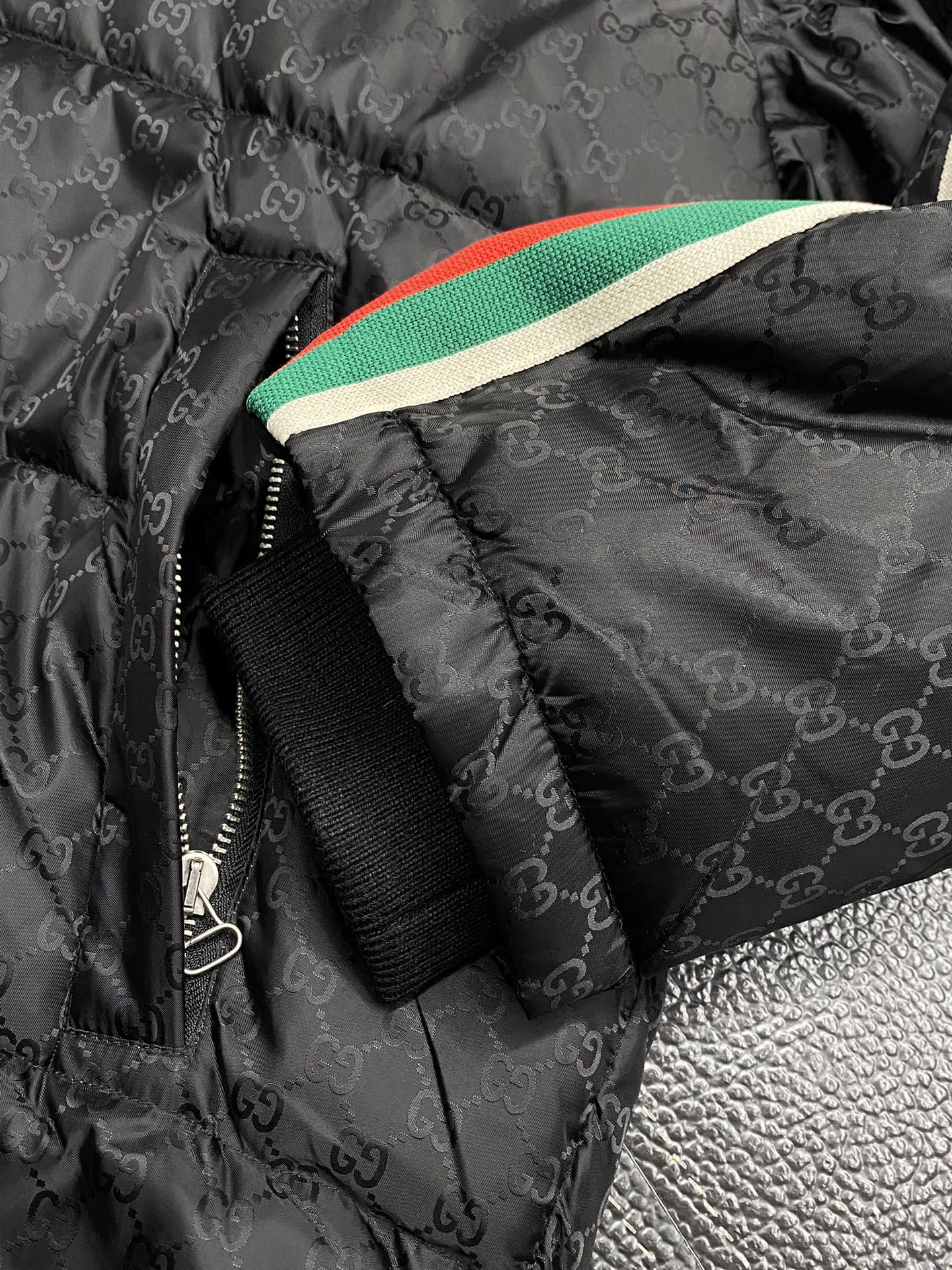 。羽绒服- Gucci古驰💥独家专供秋冬新款羽绒服。帽子拉链可拆卸设计，贸易公司渠道稀出，降温天气必备的
