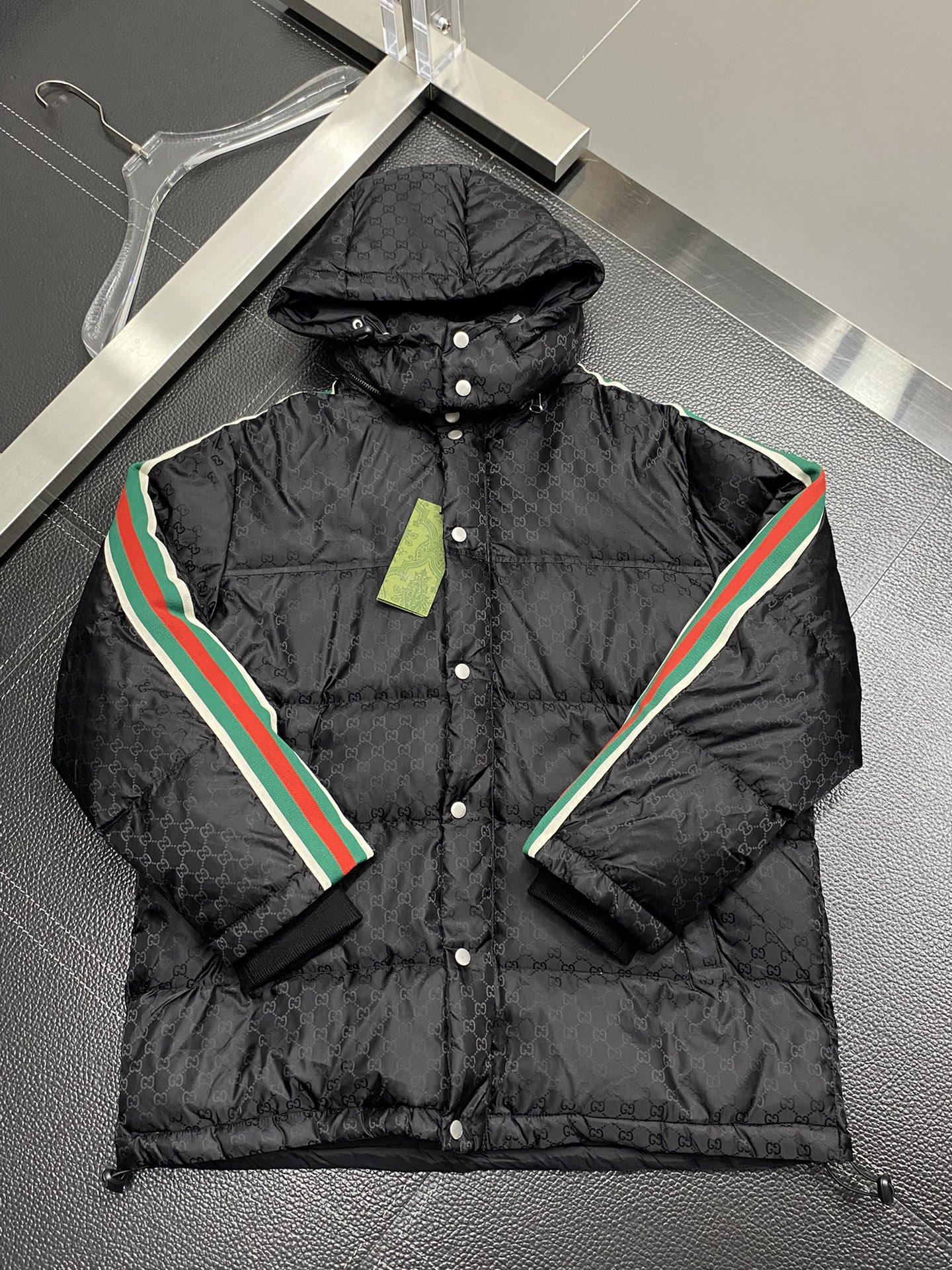 。羽绒服- Gucci古驰💥独家专供秋冬新款羽绒服。帽子拉链可拆卸设计，贸易公司渠道稀出，降温天气必备的