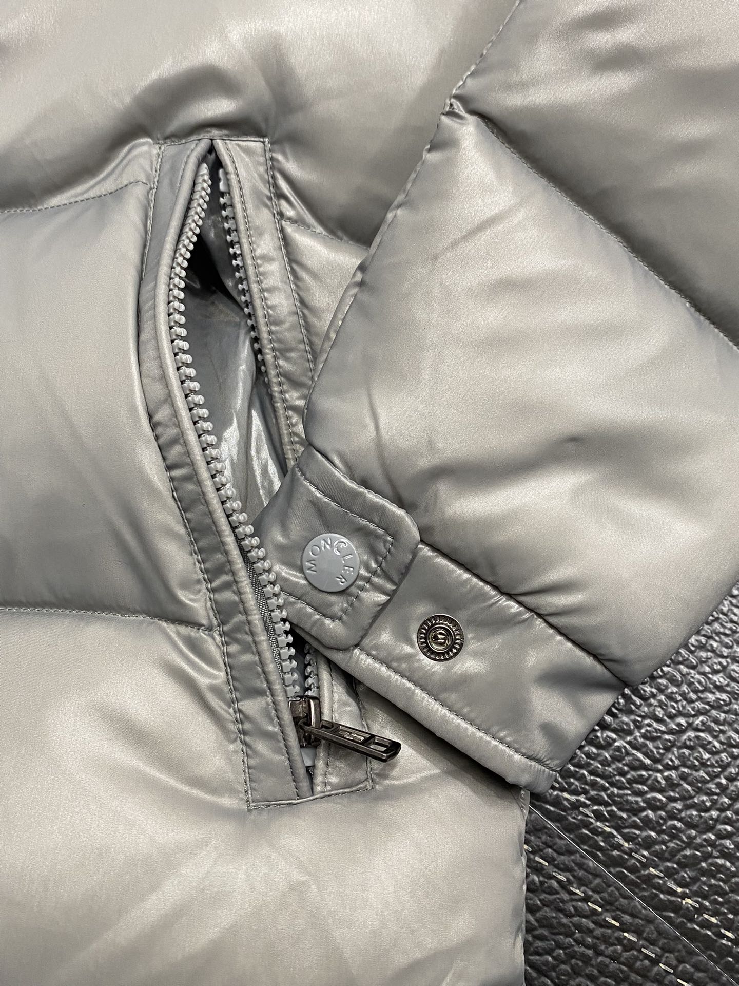 。羽绒服- Moncler蒙口💥独家专供秋冬新款羽绒服。贸易公司渠道稀出，降温天气必备的保暖单品，不论是