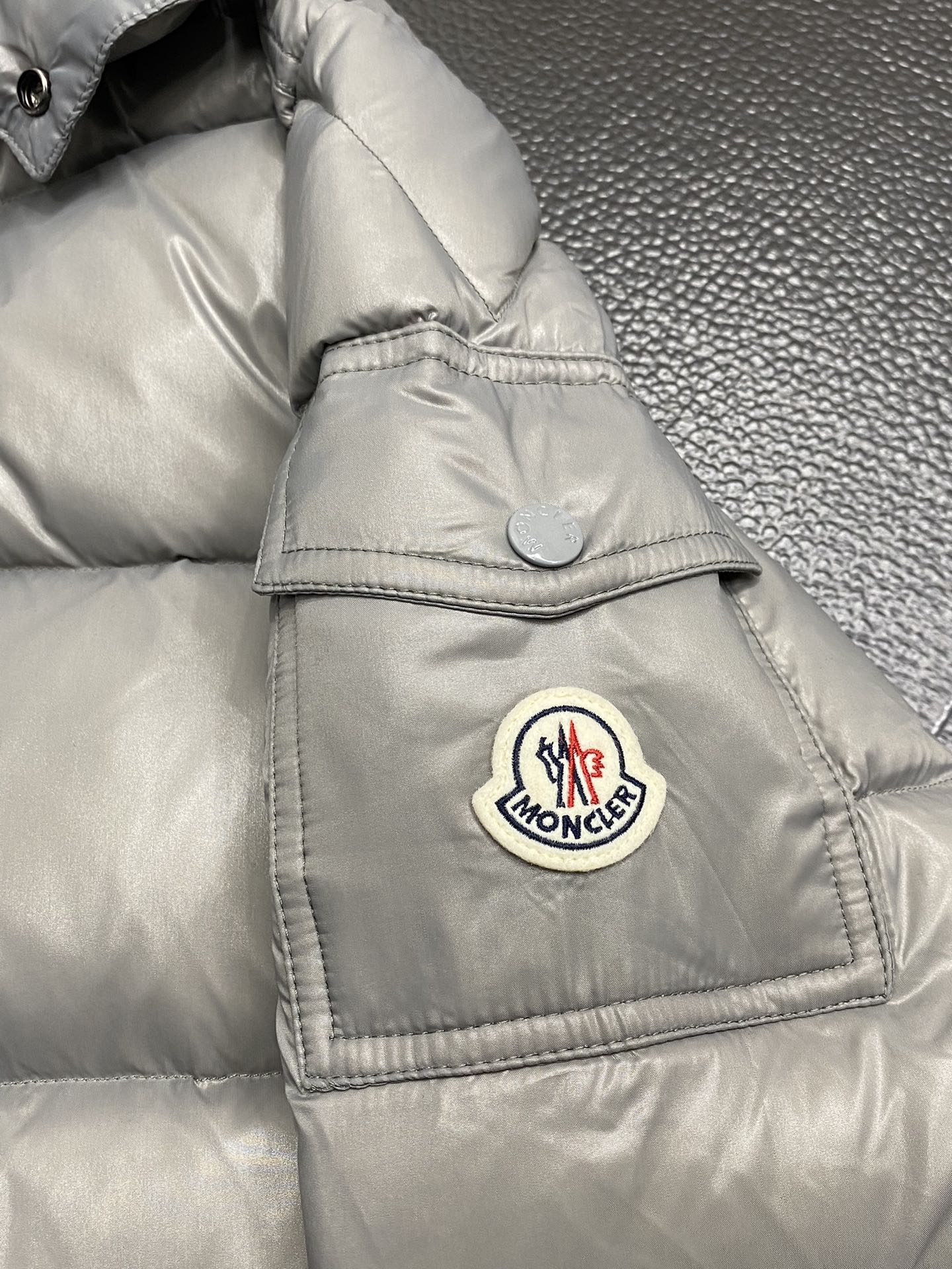 。羽绒服- Moncler蒙口💥独家专供秋冬新款羽绒服。贸易公司渠道稀出，降温天气必备的保暖单品，不论是