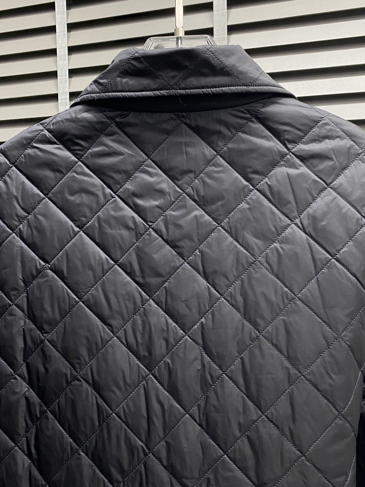 。羽绒服-Prada普拉达💥独家专供秋冬新款羽绒服。贸易公司渠道稀出，降温天气必备的保暖单品，不论是日常