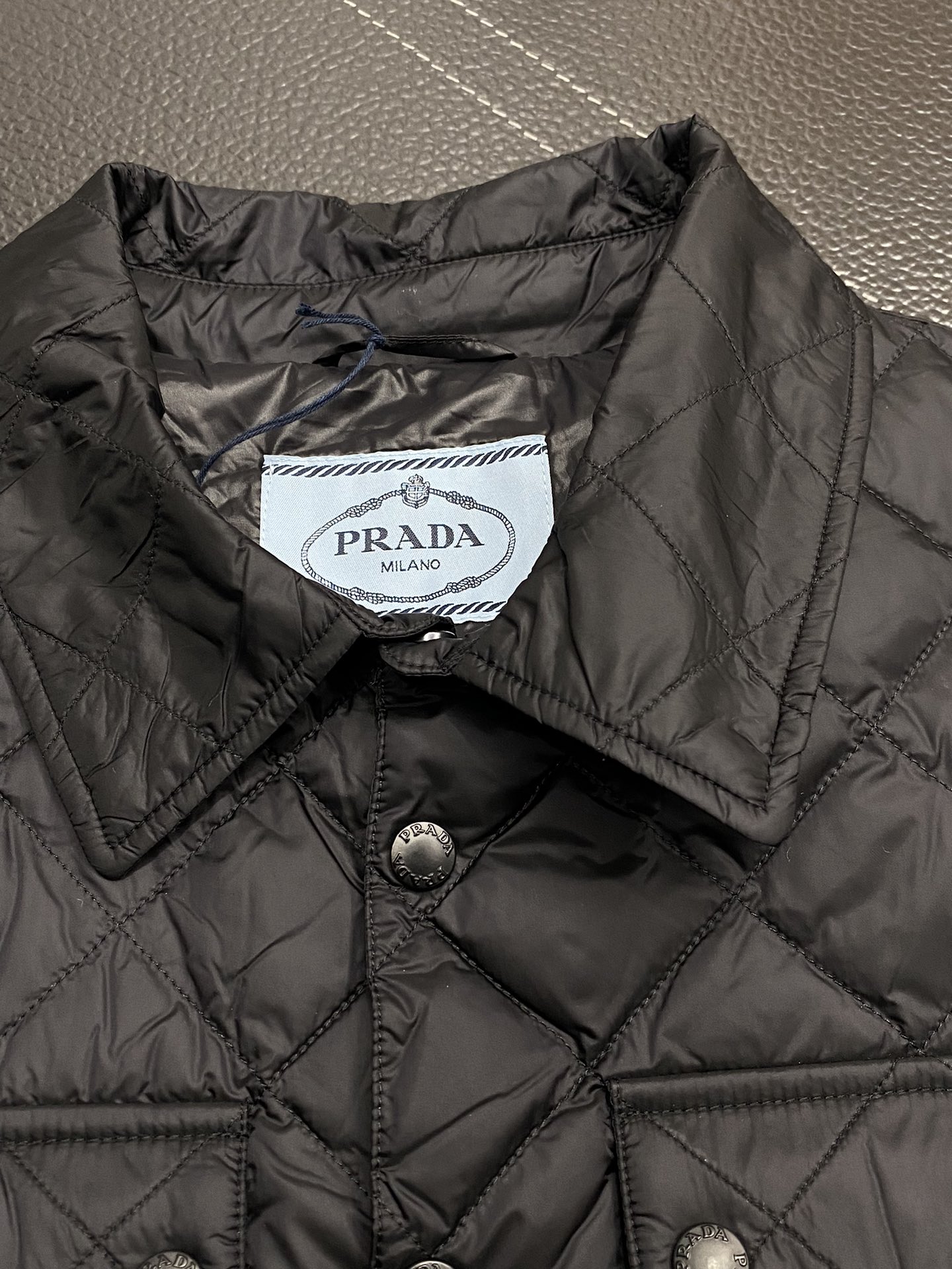 。羽绒服-Prada普拉达💥独家专供秋冬新款羽绒服。贸易公司渠道稀出，降温天气必备的保暖单品，不论是日常