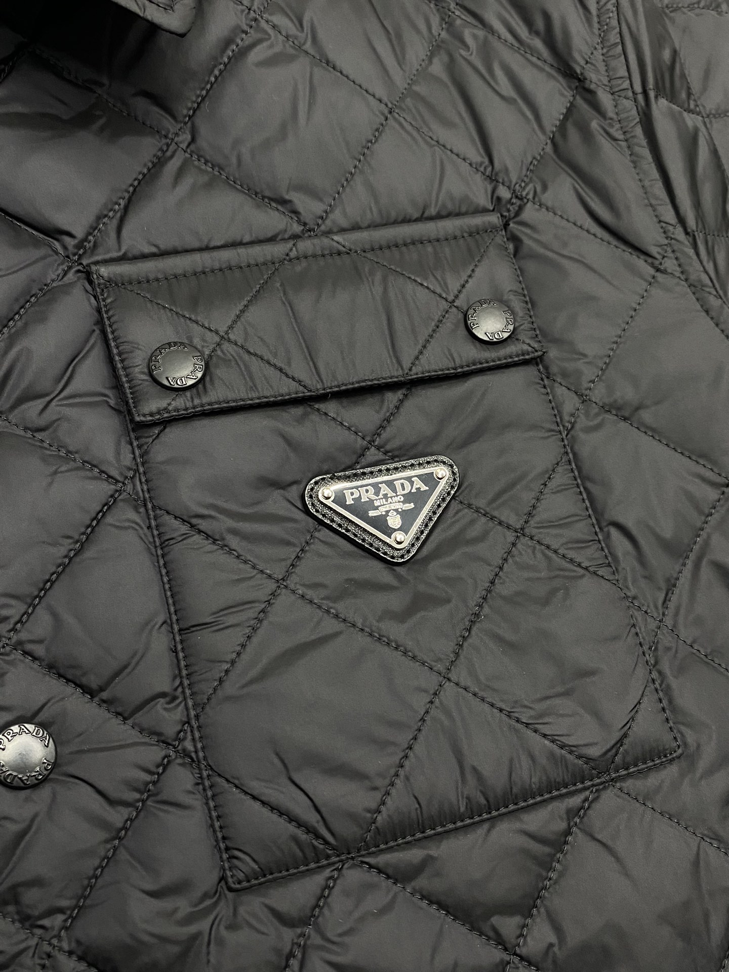 。羽绒服-Prada普拉达💥独家专供秋冬新款羽绒服。贸易公司渠道稀出，降温天气必备的保暖单品，不论是日常