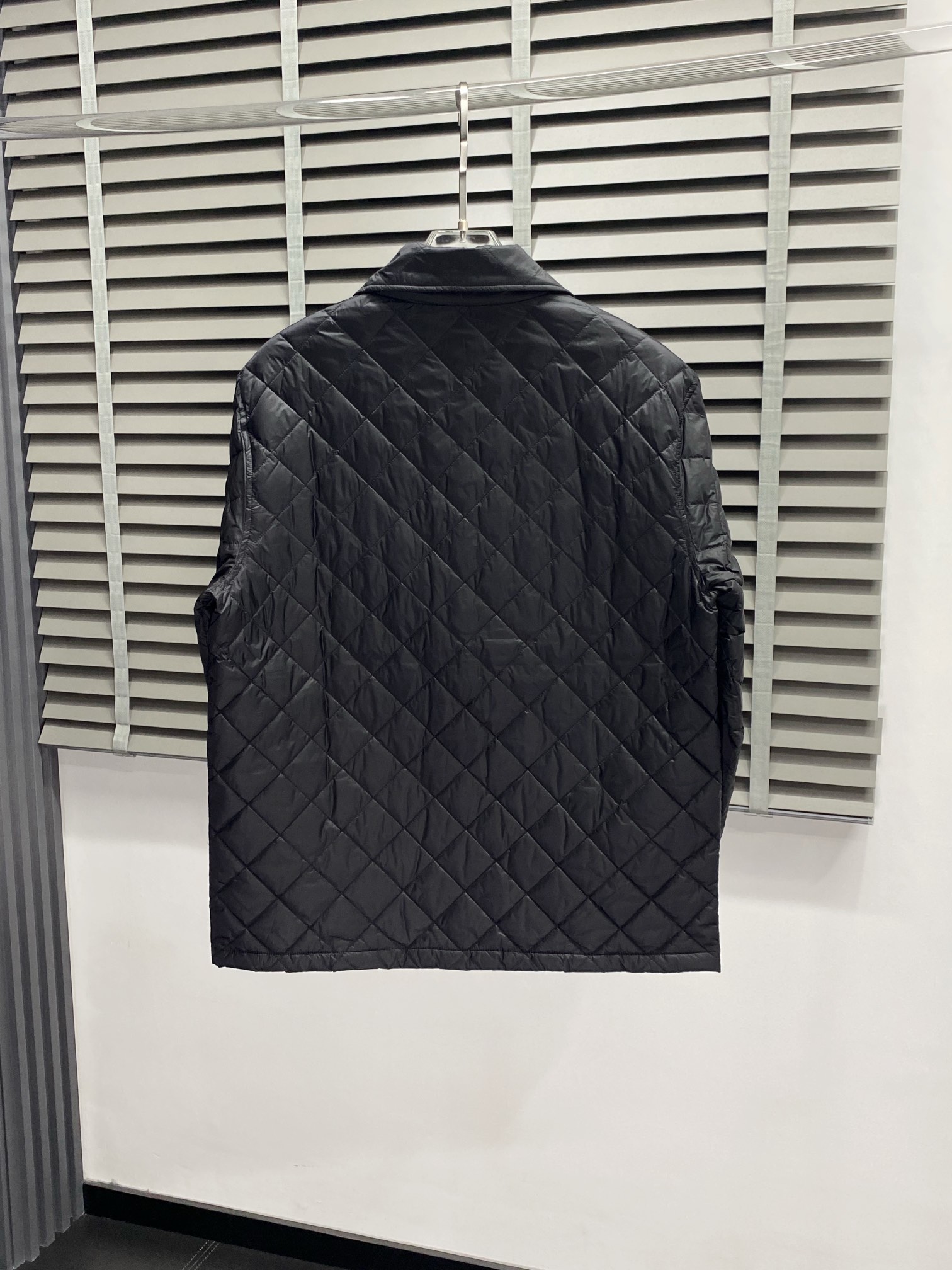 。羽绒服-Prada普拉达💥独家专供秋冬新款羽绒服。贸易公司渠道稀出，降温天气必备的保暖单品，不论是日常