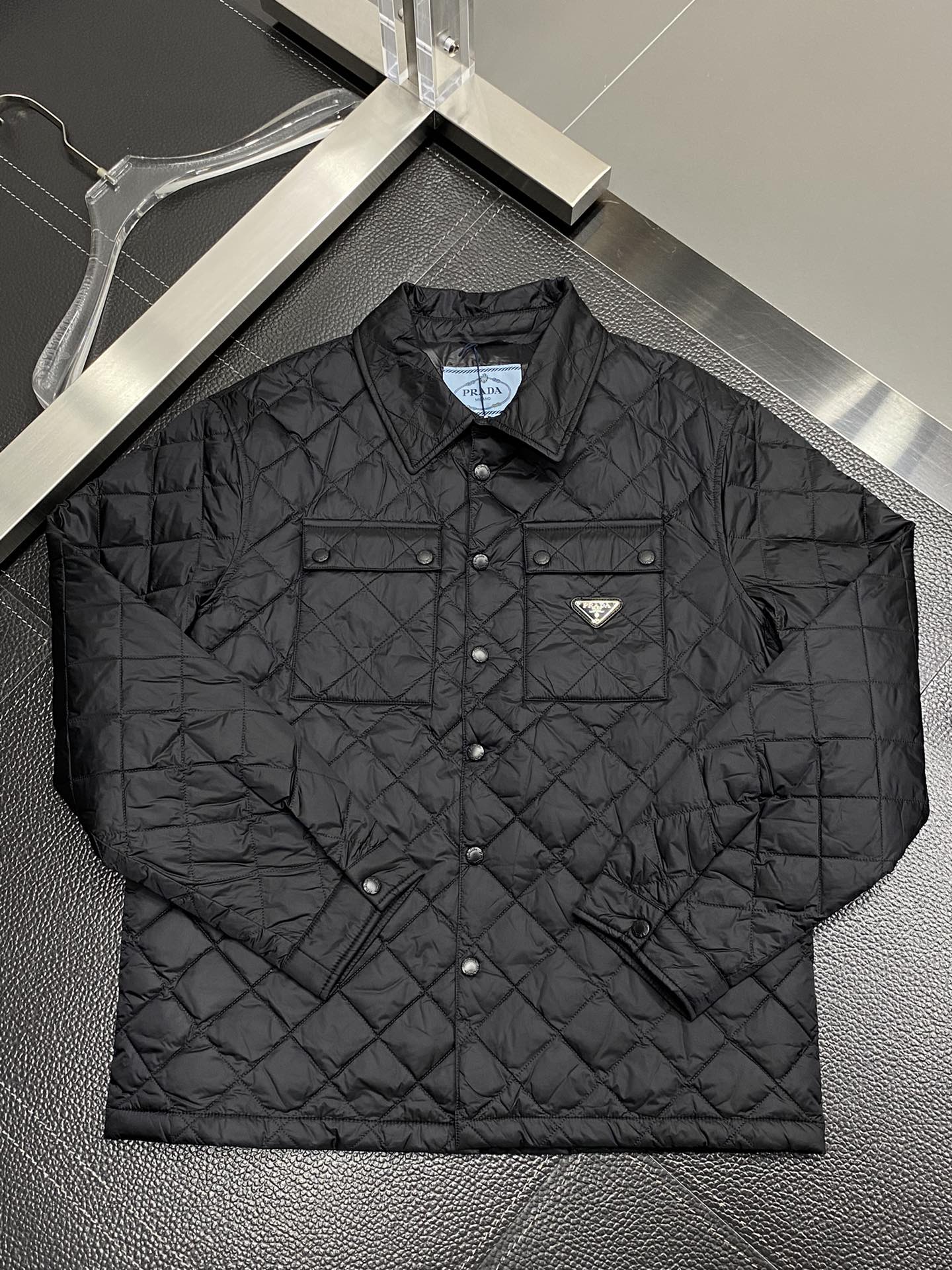 。羽绒服-Prada普拉达💥独家专供秋冬新款羽绒服。贸易公司渠道稀出，降温天气必备的保暖单品，不论是日常