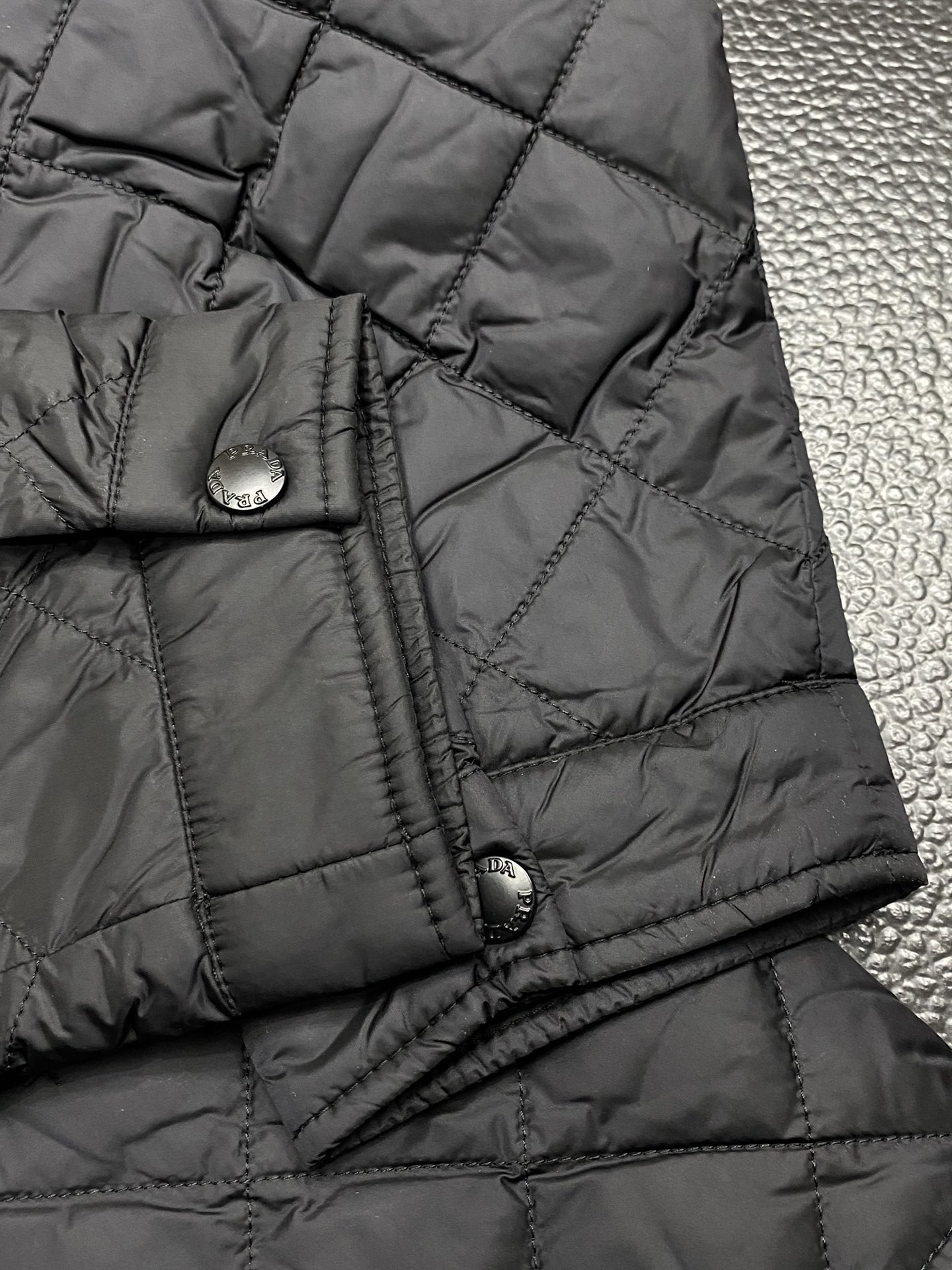 。羽绒服-Prada普拉达💥独家专供秋冬新款羽绒服。贸易公司渠道稀出，降温天气必备的保暖单品，不论是日常