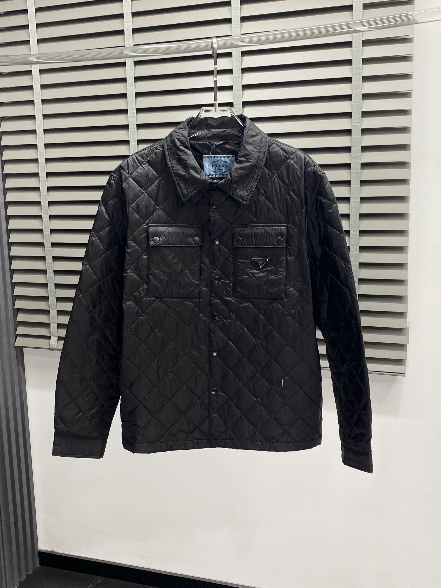 。羽绒服-Prada普拉达💥独家专供秋冬新款羽绒服。贸易公司渠道稀出，降温天气必备的保暖单品，不论是日常