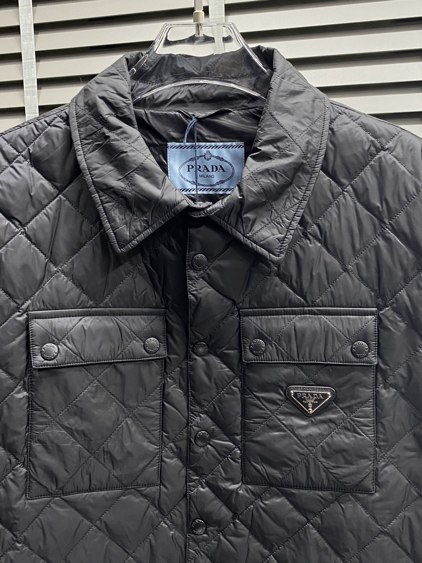 。羽绒服-Prada普拉达💥独家专供秋冬新款羽绒服。贸易公司渠道稀出，降温天气必备的保暖单品，不论是日常