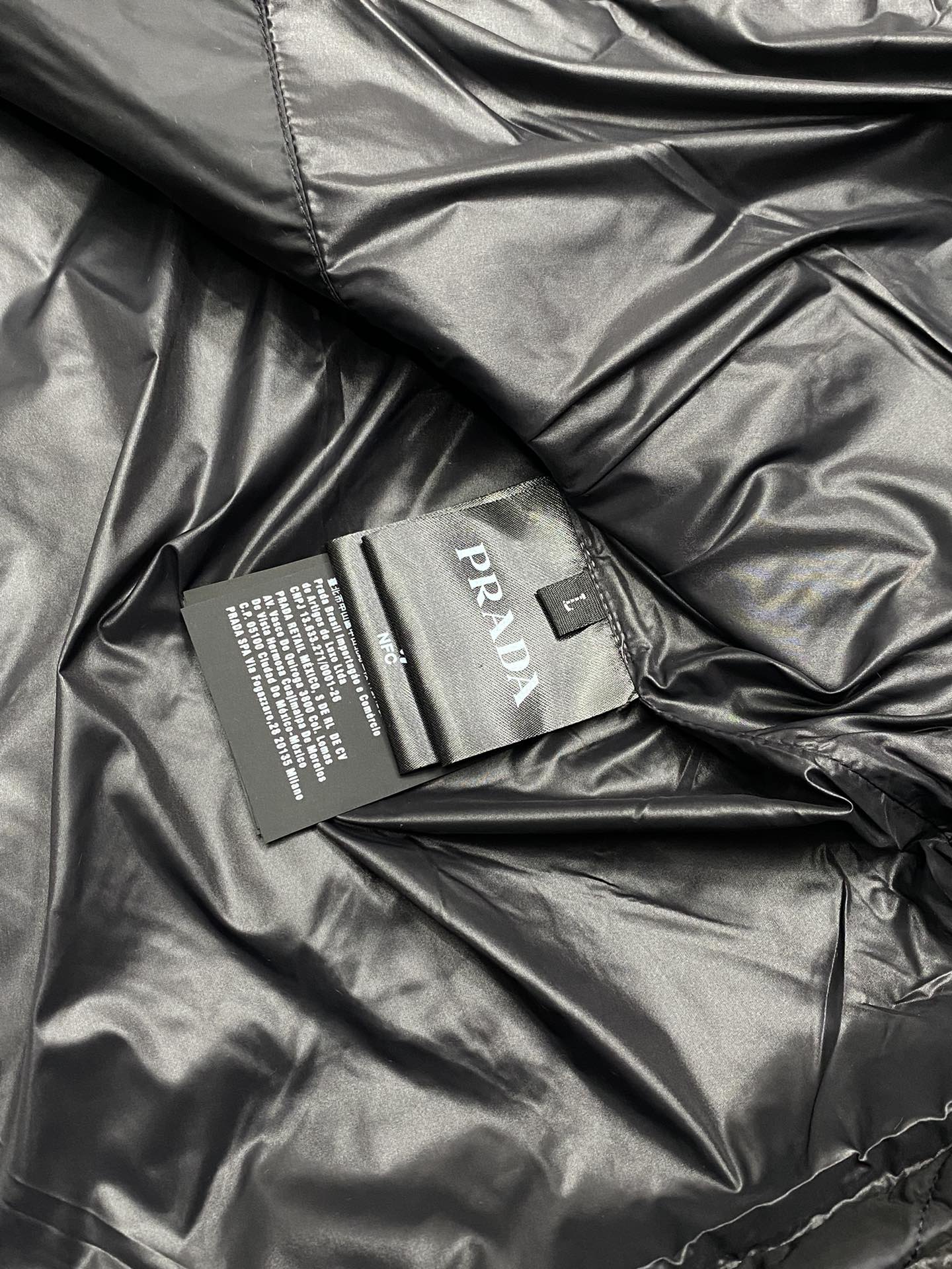 。羽绒服-Prada普拉达💥独家专供秋冬新款羽绒服。贸易公司渠道稀出，降温天气必备的保暖单品，不论是日常