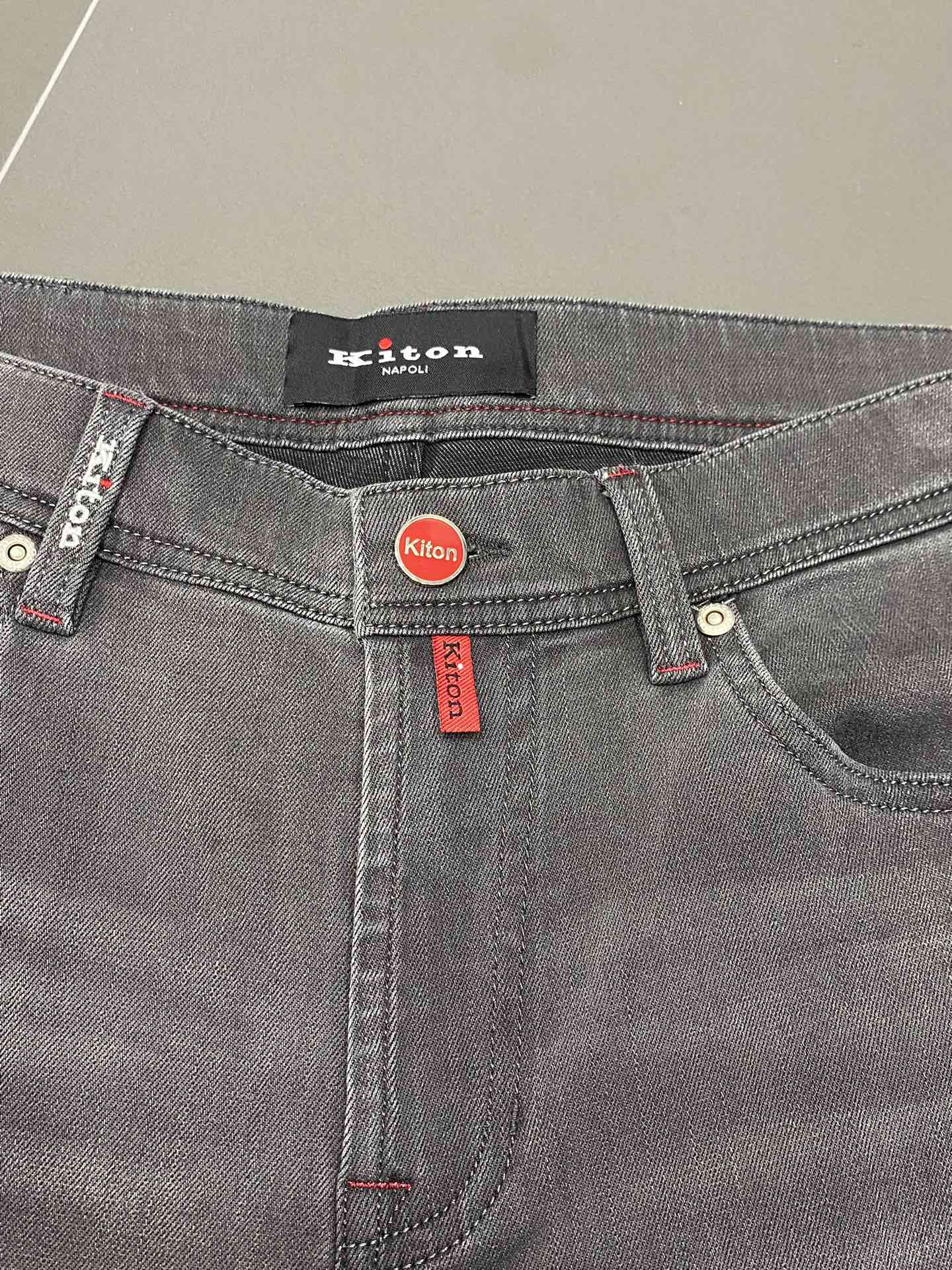  。KITON💥独家专供新款👖休闲牛仔裤 高端版本！专柜 面料 透气舒适度高，细节无可挑剔，品牌元素设计