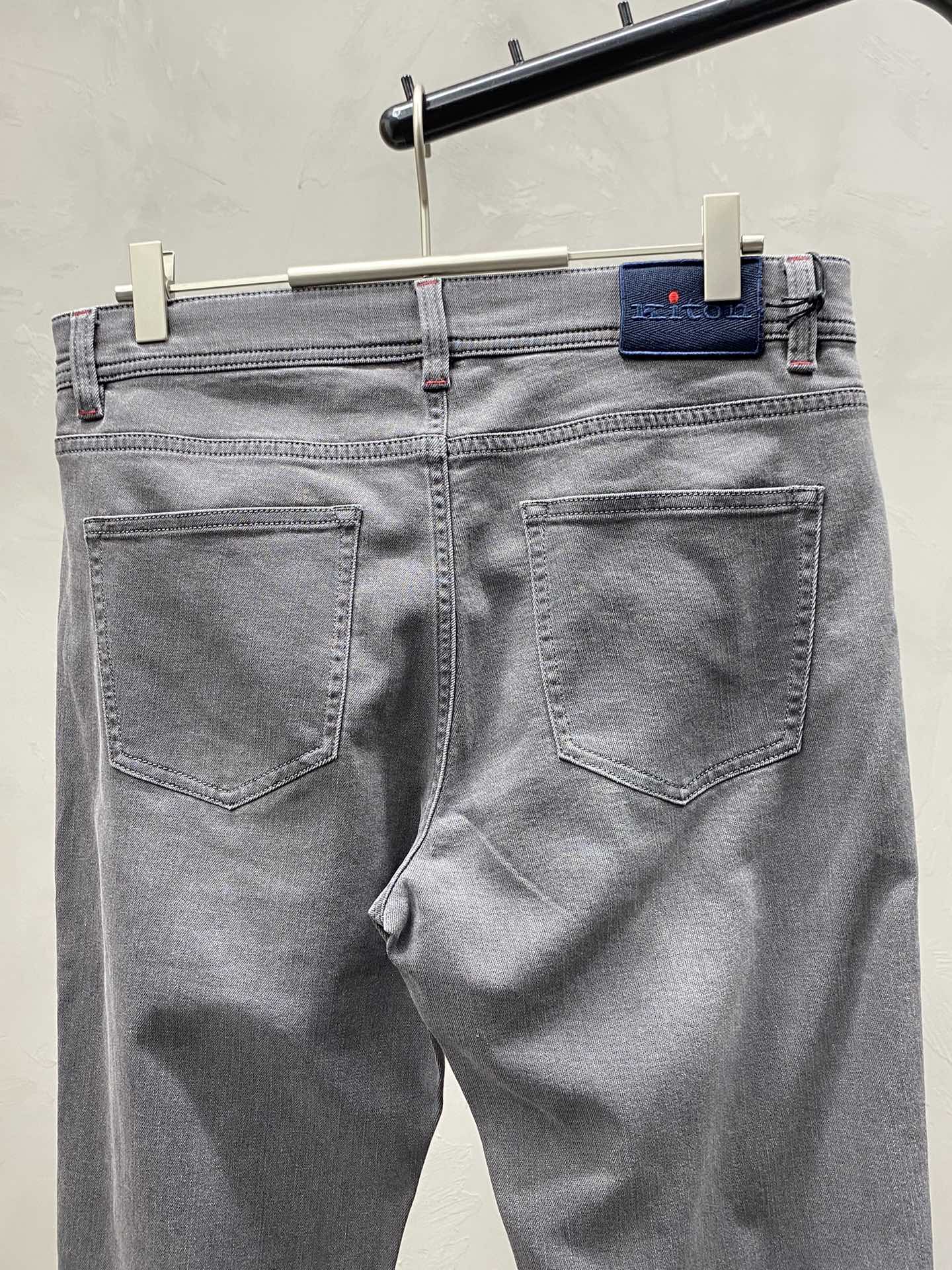  。KITON💥独家专供新款👖休闲牛仔裤 高端版本！专柜 面料 透气舒适度高，细节无可挑剔，品牌元素设计