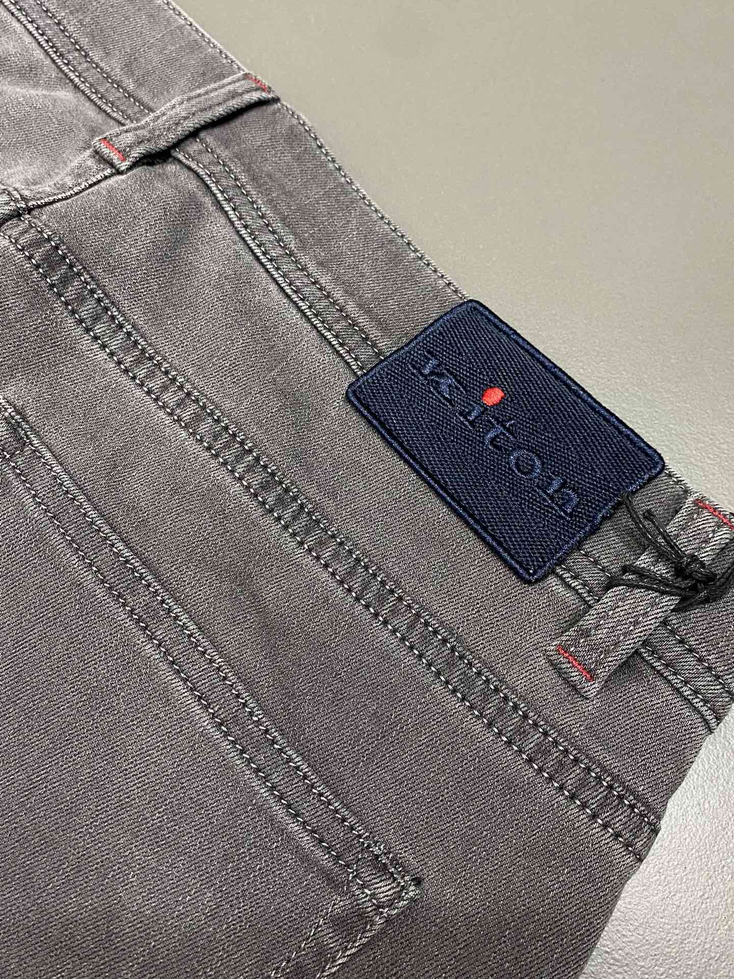  。KITON💥独家专供新款👖休闲牛仔裤 高端版本！专柜 面料 透气舒适度高，细节无可挑剔，品牌元素设计