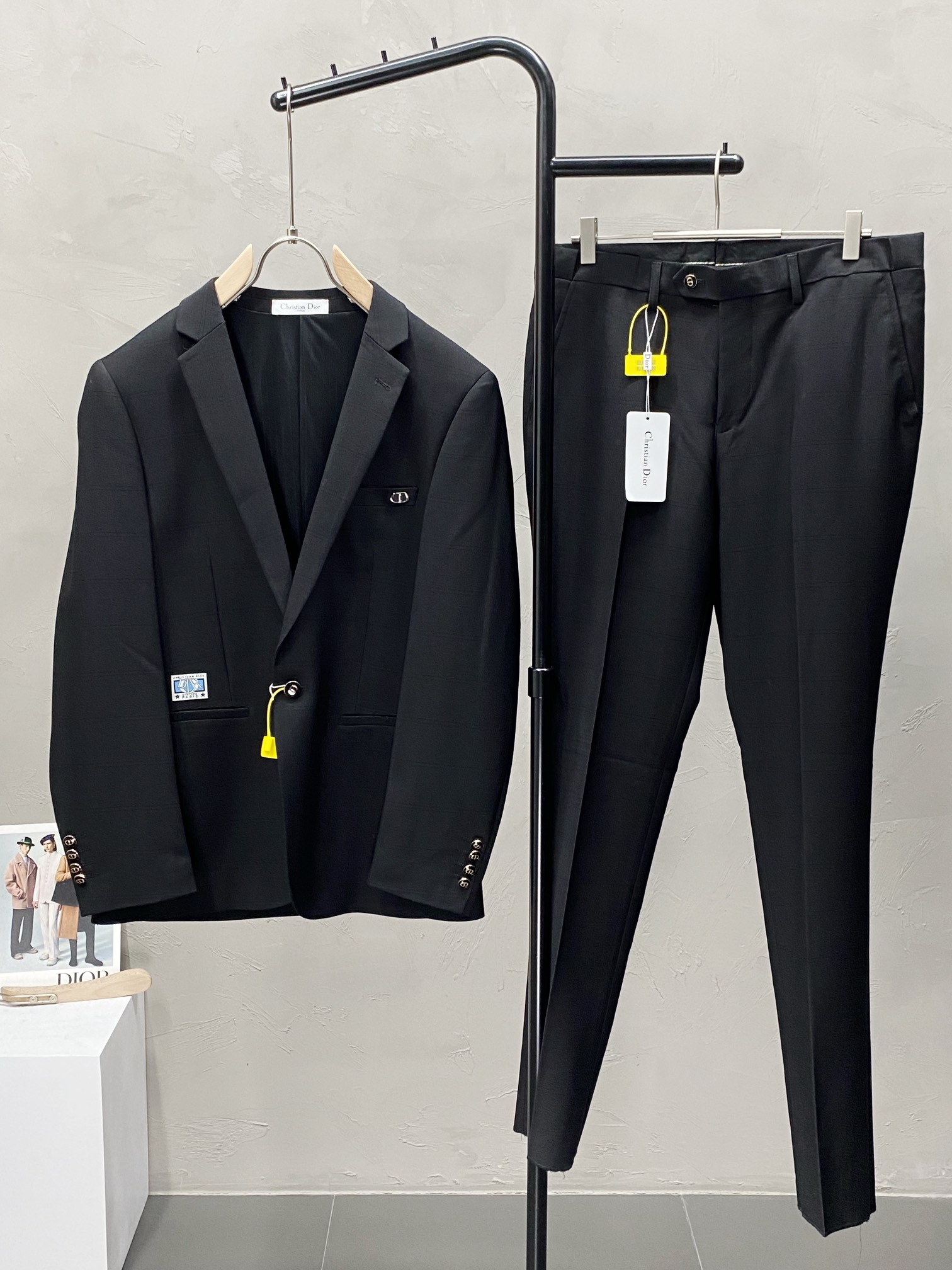 NO:445681,/Set.Dior Spring and Autumn New Suit Set, Foreign Trade Company Order Simple and Casual Suit Jacket, Exclusively for imported original polyester fiber fabric, breathable, soft and warm, strongly straight and drape, the whole piece of clothing is neat and flat, all hardware accessories are customer-supplied top-grade accessories, and it is obvious that it is high-end fabric. This fabric is fixed-woven. There is no good product from the outside through a regular manufacturer, without any picky place. This jacket is often worn and has strong practicality. Size jackets 46-58, pants 29-38,,dior,dior,jackets & coats,business suit,alexander wang19860909/套.Dior迪奥春秋新款西服套装,外贸公司订单 简约休闲西装外套,独家专供进口原版聚酯纤维面料,透气柔软保暖性很强,笔挺垂感十足,整件衣服车工走线整齐平整,所有五金附料都是客供带logo顶级配件 一看就是高档的面料 这种面料都是定织的 外面根本就没有 正规大厂途径出来的好货,无任何有挑剔的地方 这样的一件外套属于常备常穿的,实用性很强.尺码外套46-58、裤子29-38,,dior,dior,jackets & coats,business suit,alexander wang,Men's clothing