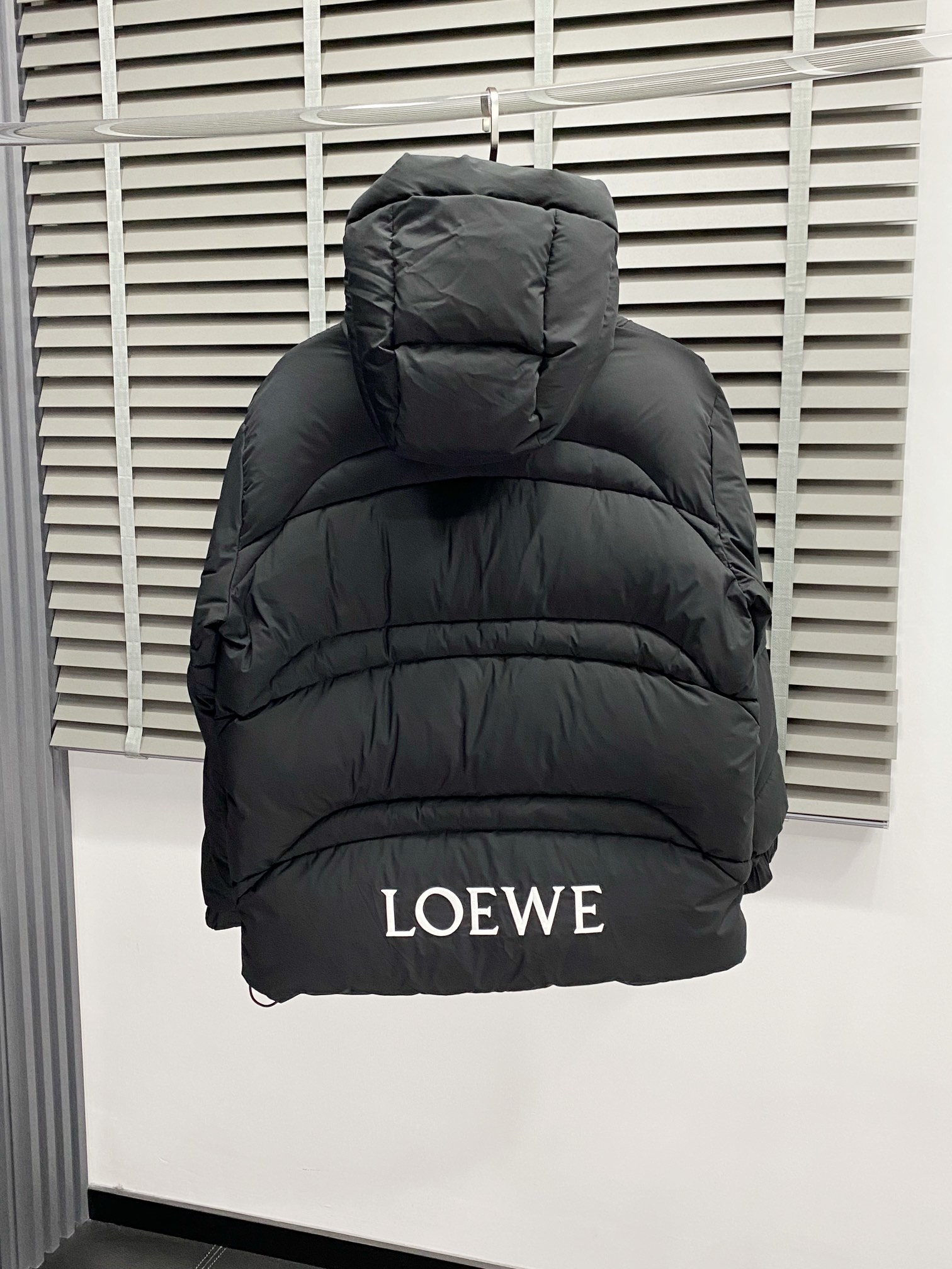 羽绒服-Loewe罗意威独家专供秋冬新款高领连帽羽绒服贸易公司渠道稀出降温天气必备的保暖单品不论是日常还