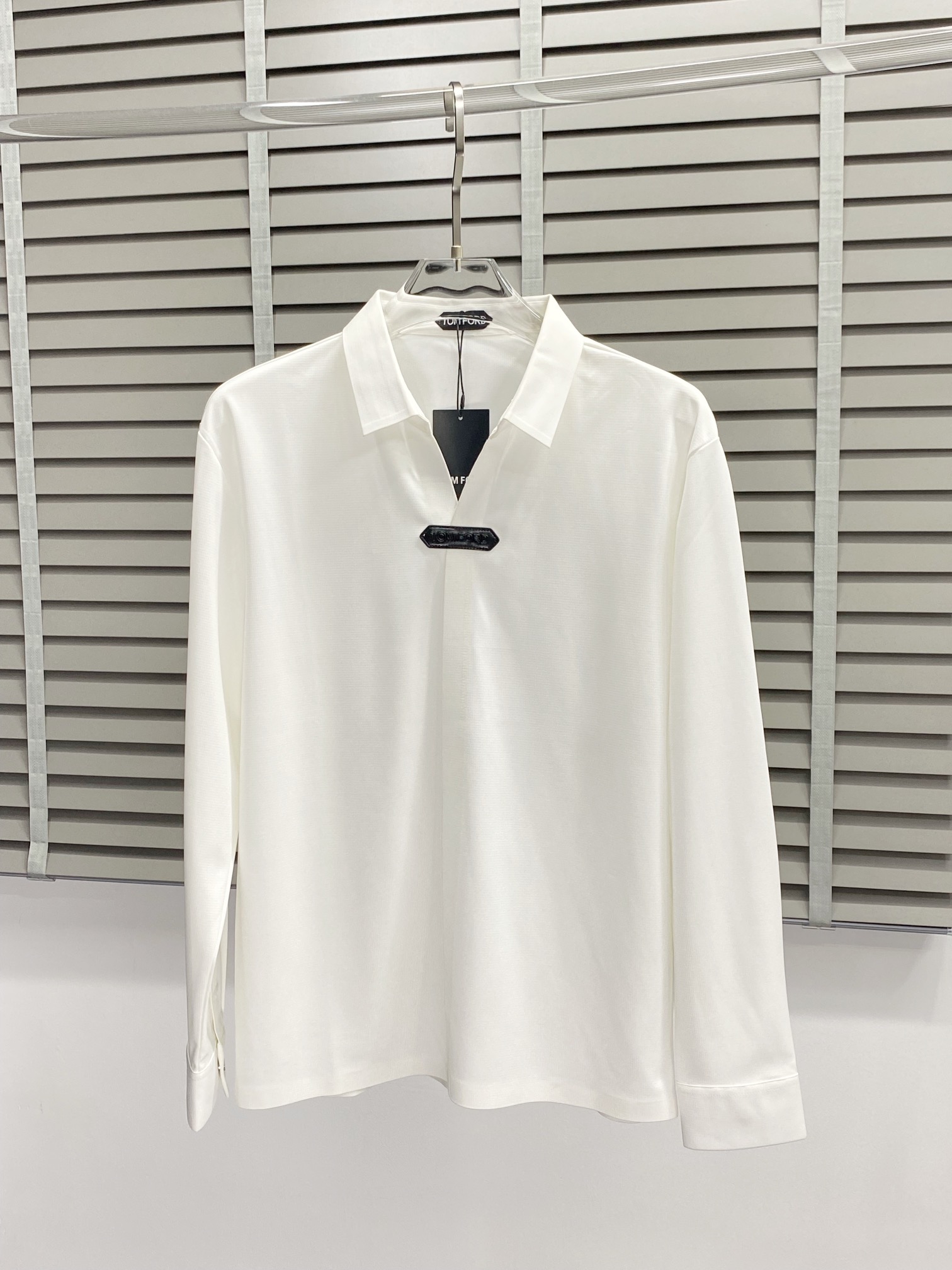 Tom Ford’s Exclusive Fashion Collection: Luxurious Shirts and Coats for All Sizes - 图片 5