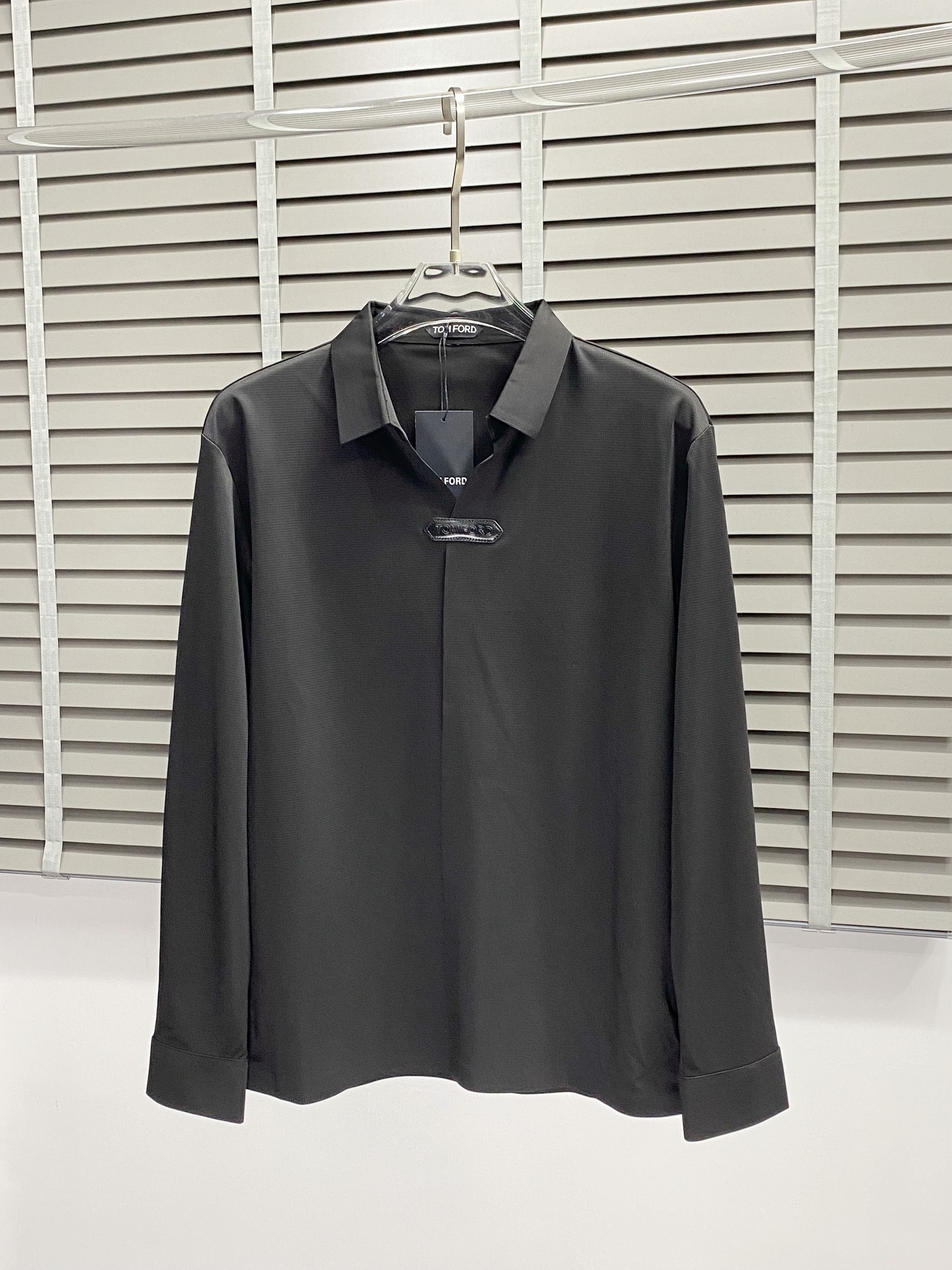 Tom Ford’s Exclusive Fashion Collection: Luxurious Shirts and Coats for All Sizes - 图片 3