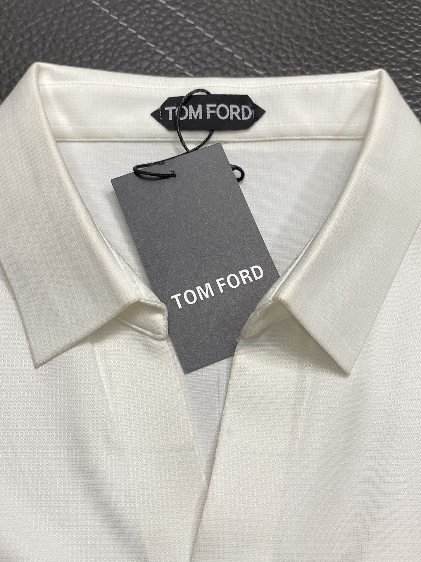 Tom Ford’s Exclusive Fashion Collection: Luxurious Shirts and Coats for All Sizes - 图片 7