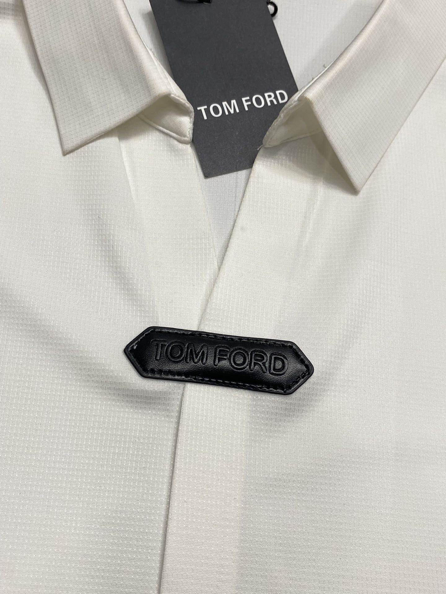 Tom Ford’s Exclusive Fashion Collection: Luxurious Shirts and Coats for All Sizes - 图片 8