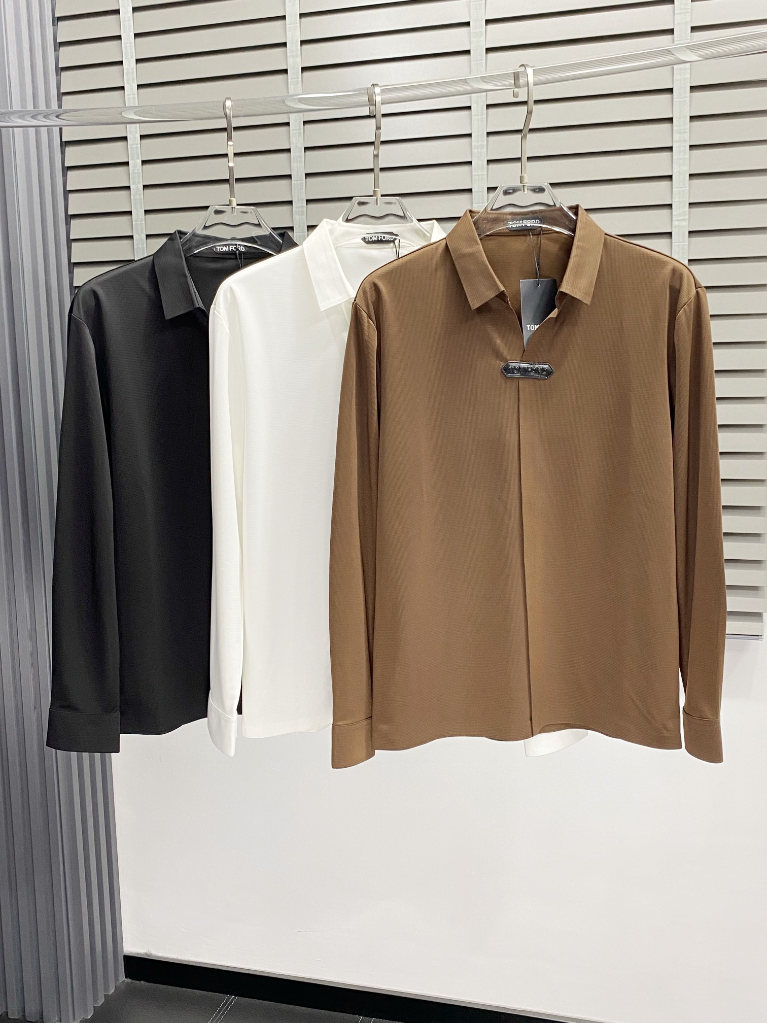 Tom Ford’s Exclusive Fashion Collection: Luxurious Shirts and Coats for All Sizes - 图片 1
