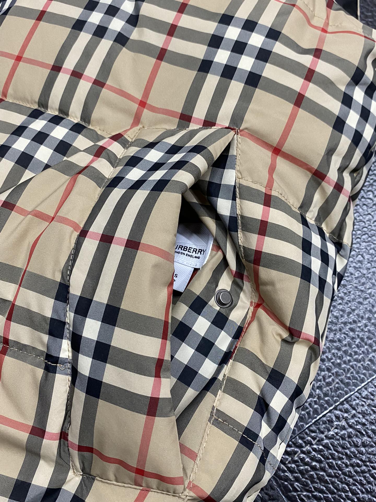 。羽绒服- Burberry巴宝莉💥独家专供秋冬新款高领羽绒马甲。双面穿设计。贸易公司渠道稀出，降温天气