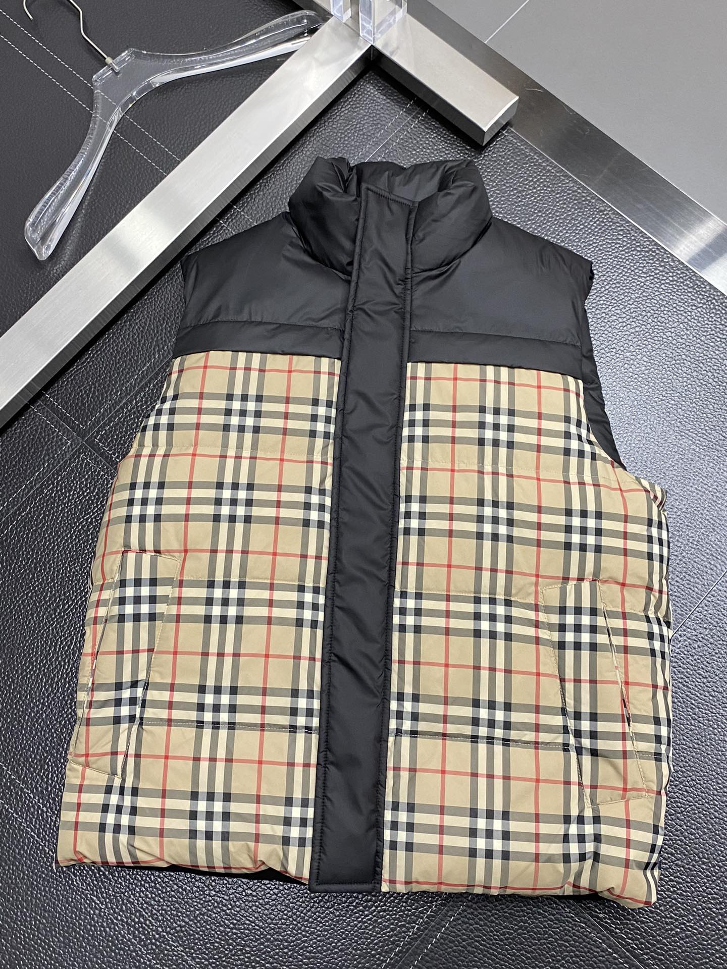 。羽绒服- Burberry巴宝莉💥独家专供秋冬新款高领羽绒马甲。双面穿设计。贸易公司渠道稀出，降温天气