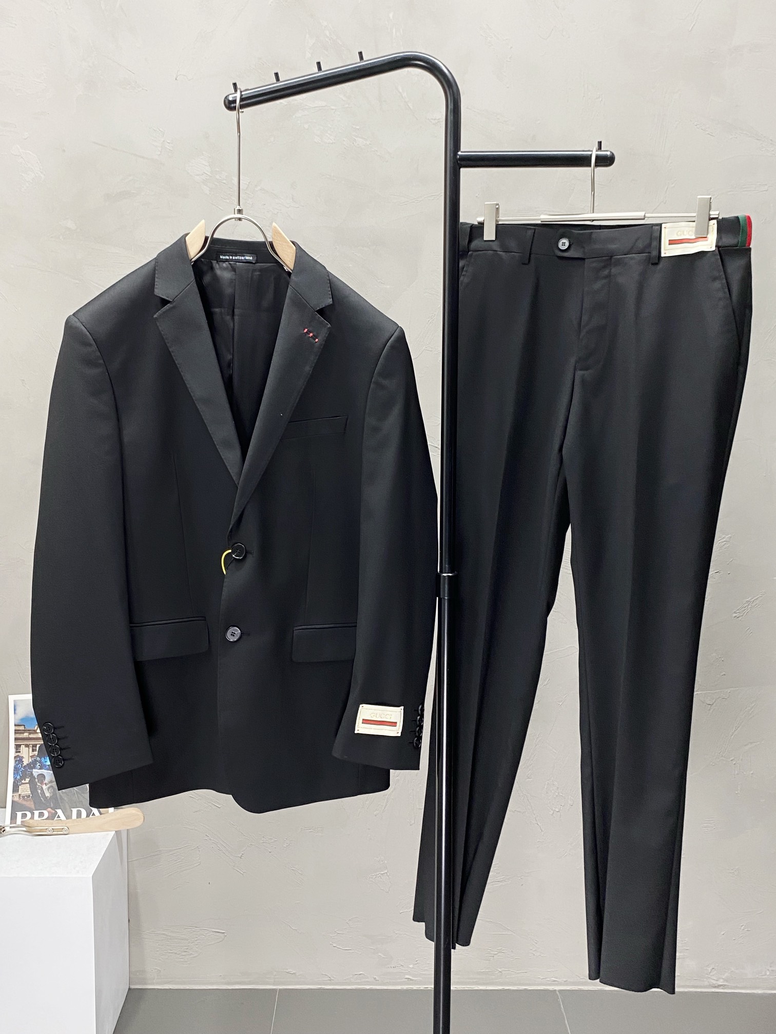 NO:445633,/Set. Single West, Trousers. Gucci Spring and Autumn New Suit Set, Foreign Trade Company Order Simple and Casual Suit Jacket, Exclusively for imported original polyester fiber fabric, breathable, soft and warm, strong straight and drape, the whole piece of clothing is neat and flat, all hardware accessories are customer-supplied top-grade accessories, and it is obvious that it is high-end fabric. This fabric is fixed-woven. There is no good product from the outside through a regular manufacturer, without any picky place. This jacket is often worn and has strong practicality. Size jackets 46-58, 29-38, gucci, gucci, jackets & coats, business suit, alexander wang19860909/套.单西、西裤.Gucci古驰春秋新款西服套装,外贸公司订单 简约休闲西装外套,独家专供进口原版聚酯纤维面料,透气柔软保暖性很强,笔挺垂感十足,整件衣服车工走线整齐平整,所有五金附料都是客供带logo顶级配件 一看就是高档的面料 这种面料都是定织的 外面根本就没有 正规大厂途径出来的好货,无任何有挑剔的地方 这样的一件外套属于常备常穿的,实用性很强.尺码外套46-58、裤子29-38,,gucci,gucci,jackets & coats,business suit,alexander wang,Men's clothing