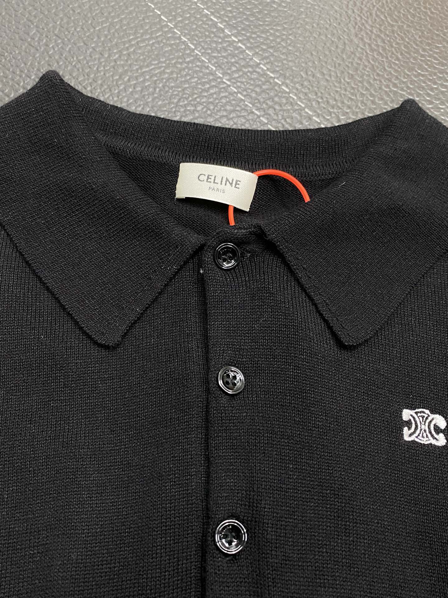 。CELINE赛琳💥独家专供最新时尚春秋针织短袖 经典设计感与颜值爆棚的外套，品质更是无法挑剔品控可以